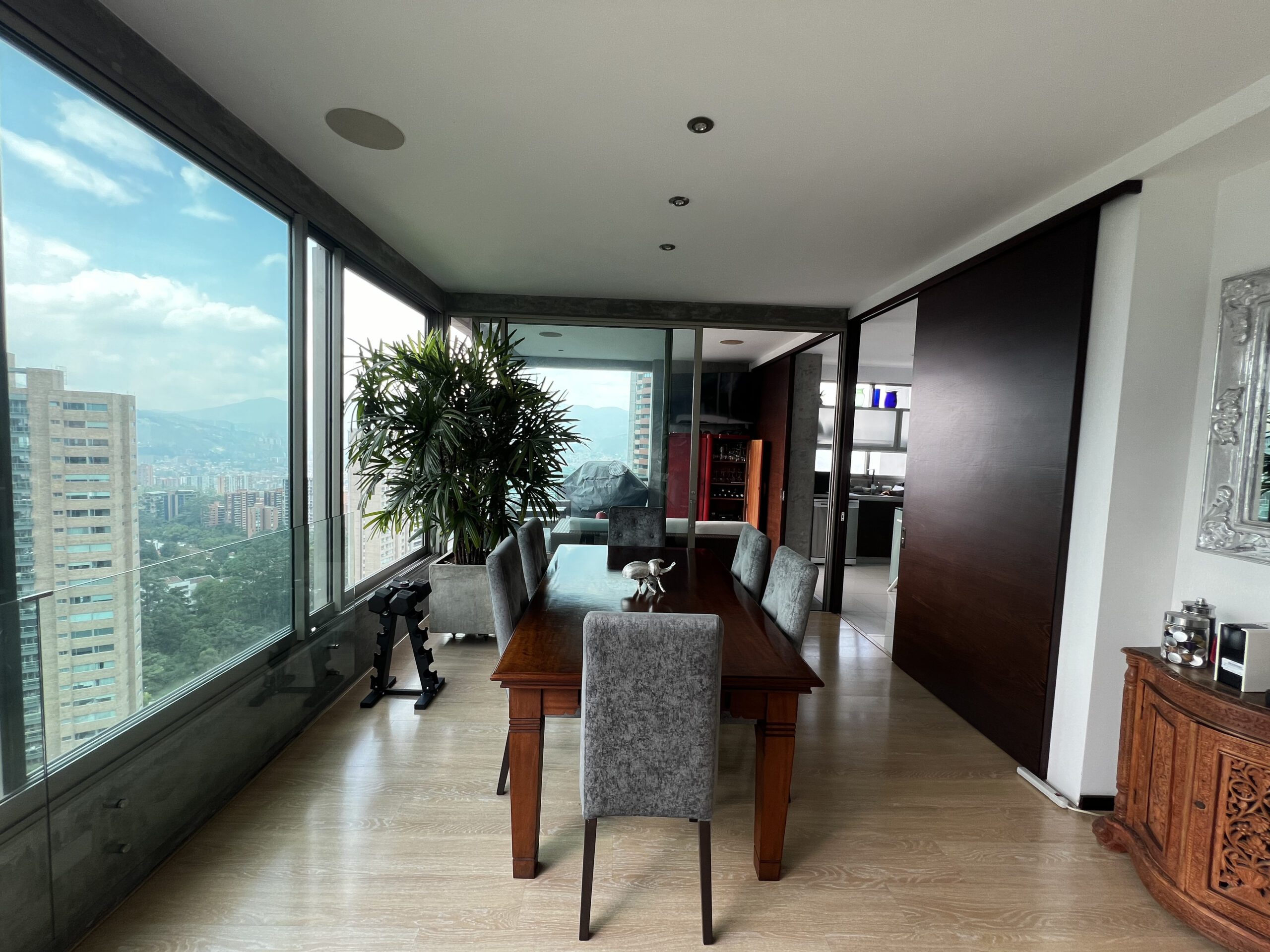 Luxurious Three-Bedroom Apartment with Stunning City Views located in Poblado. — imagen 3