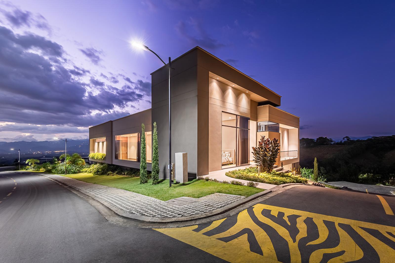 Modern One-Level Home with Panoramic Valley Views in Cerritos, Pereira — imagen 3