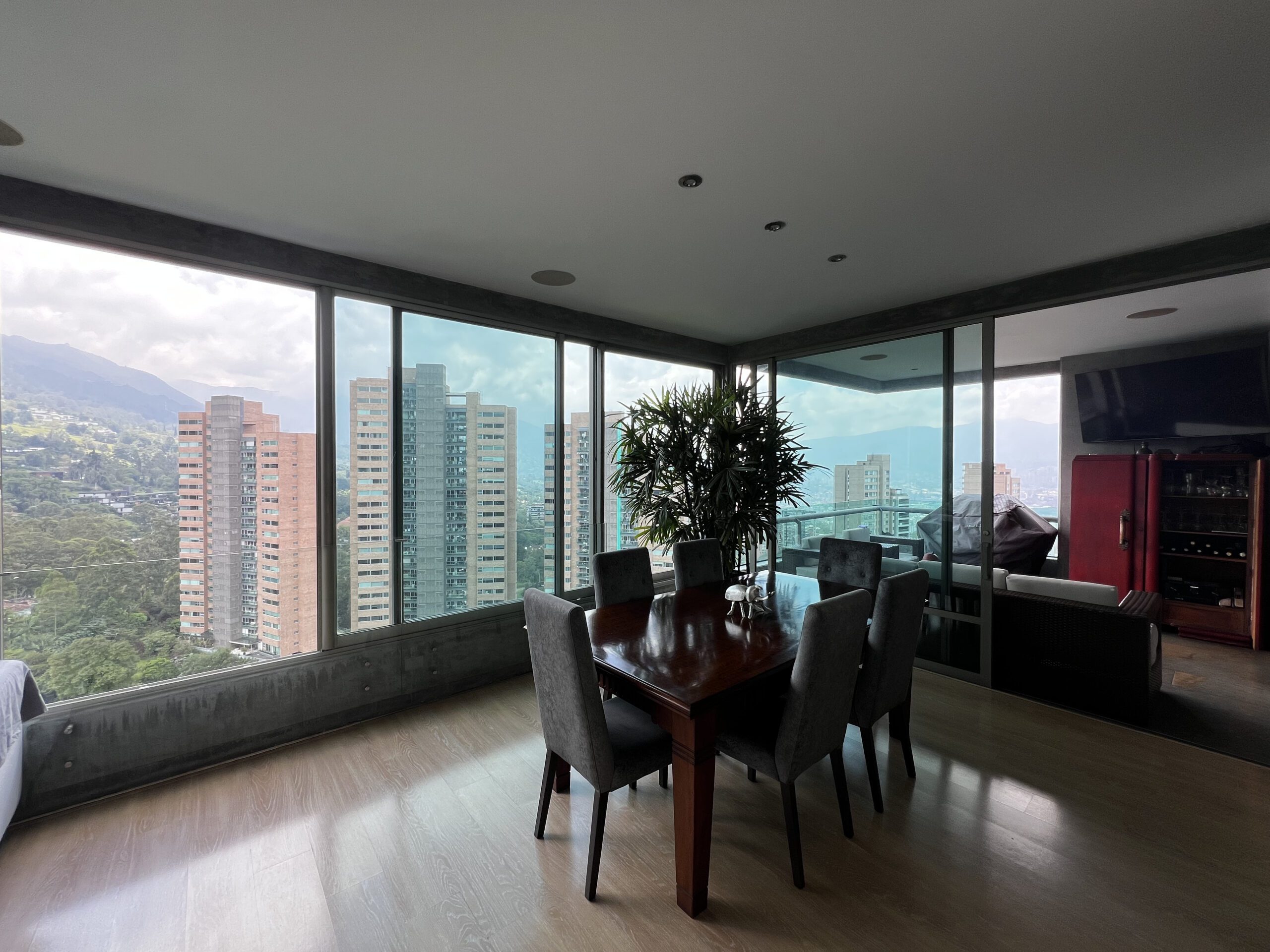Luxurious Three-Bedroom Apartment with Stunning City Views located in Poblado. — imagen 4