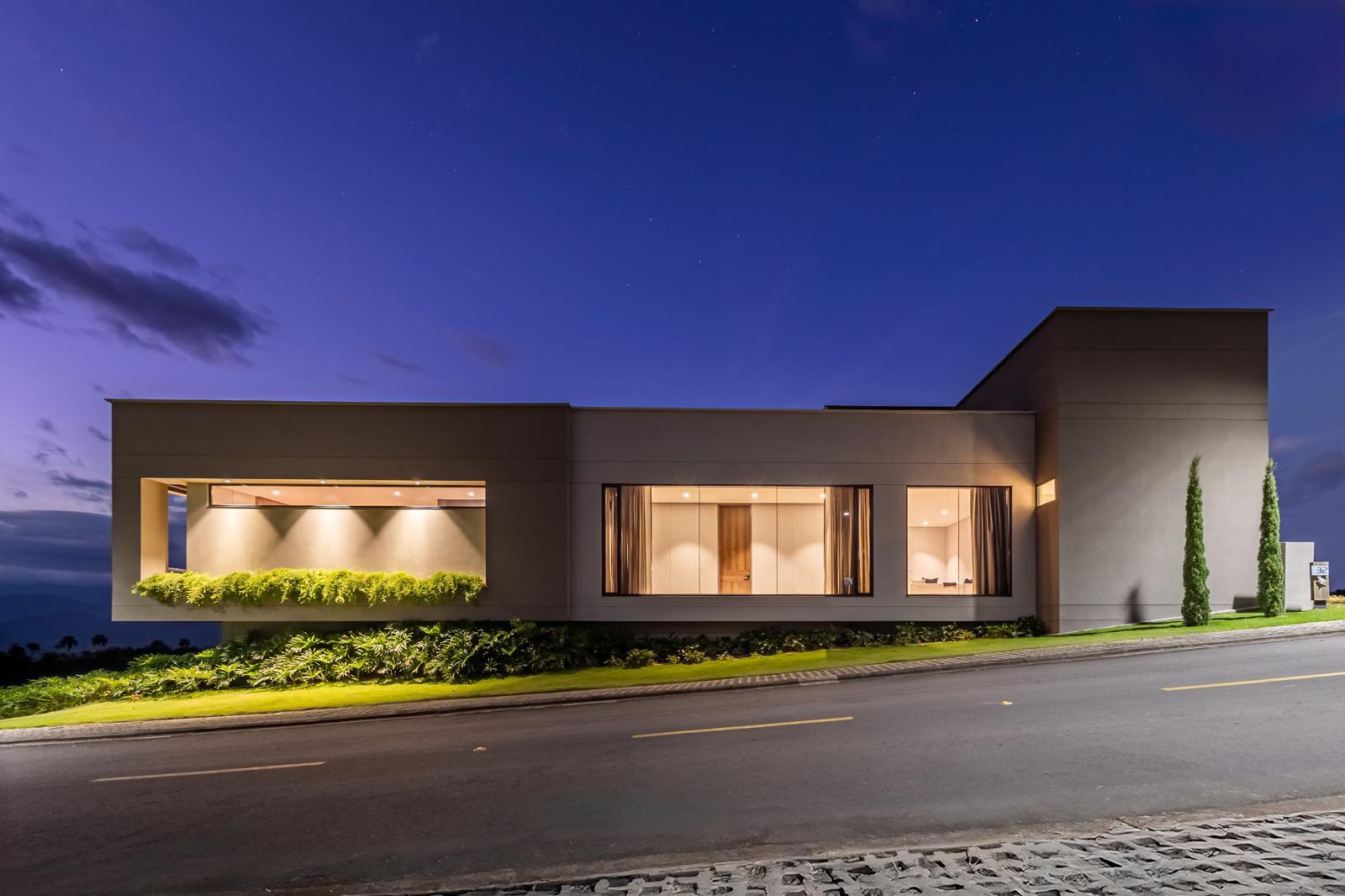 Modern One-Level Home with Panoramic Valley Views in Cerritos, Pereira — imagen 4