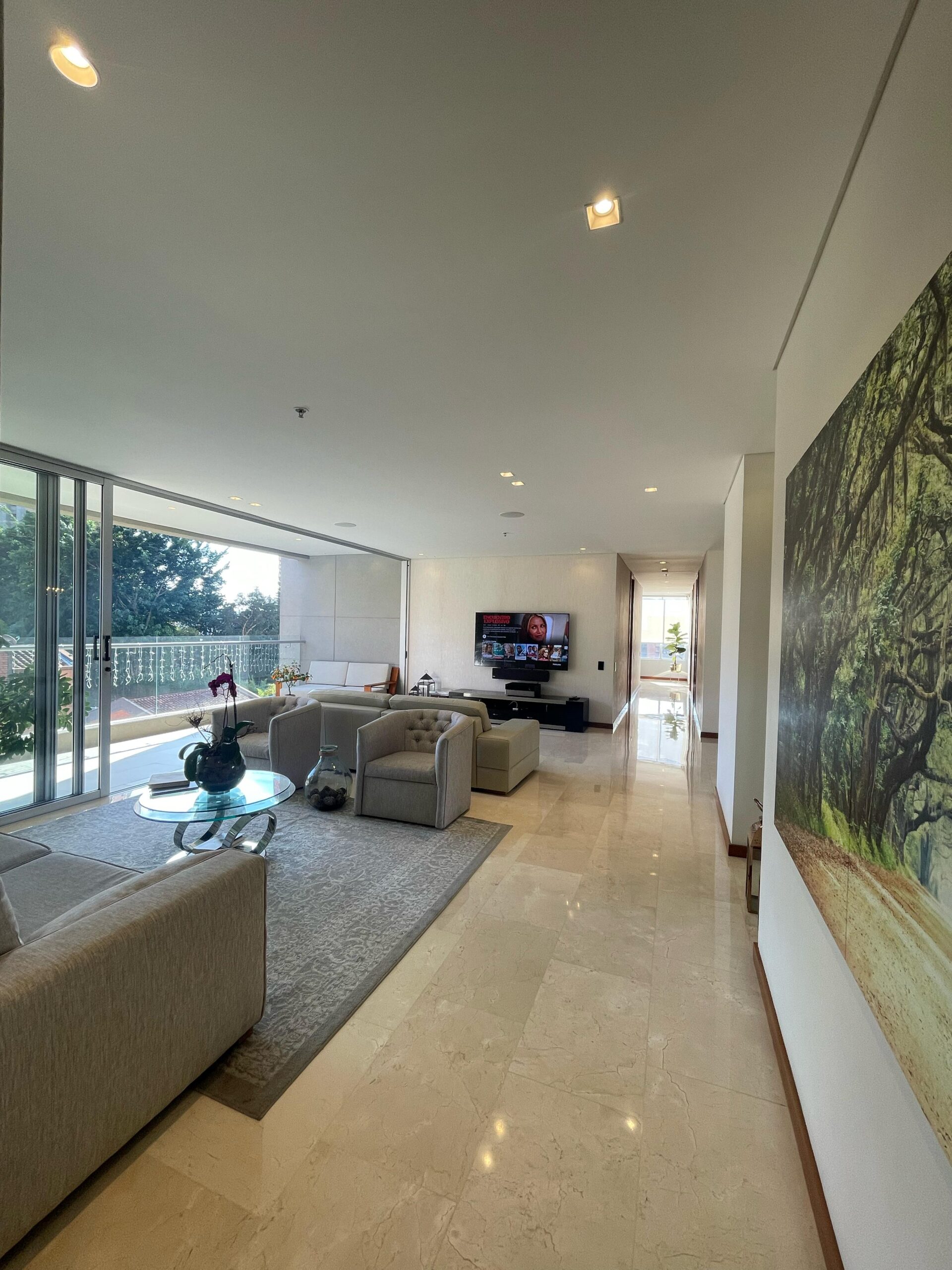 Spacious Apartment with Excellent Amenities in El Tesoro, [El Poblado] — imagen 3
