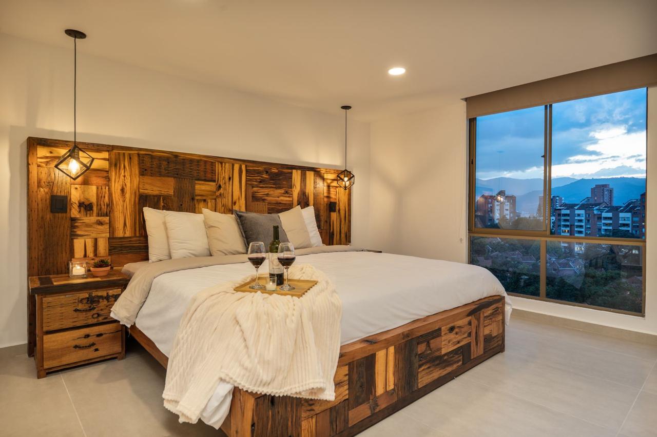 Fully Furnished Spectacular Duplex Apartment with Three-Bedrooms in the Heart of Provenza. — imagen 1