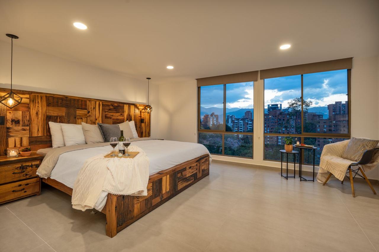 Fully Furnished Spectacular Duplex Apartment with Three-Bedrooms in the Heart of Provenza. — imagen 3