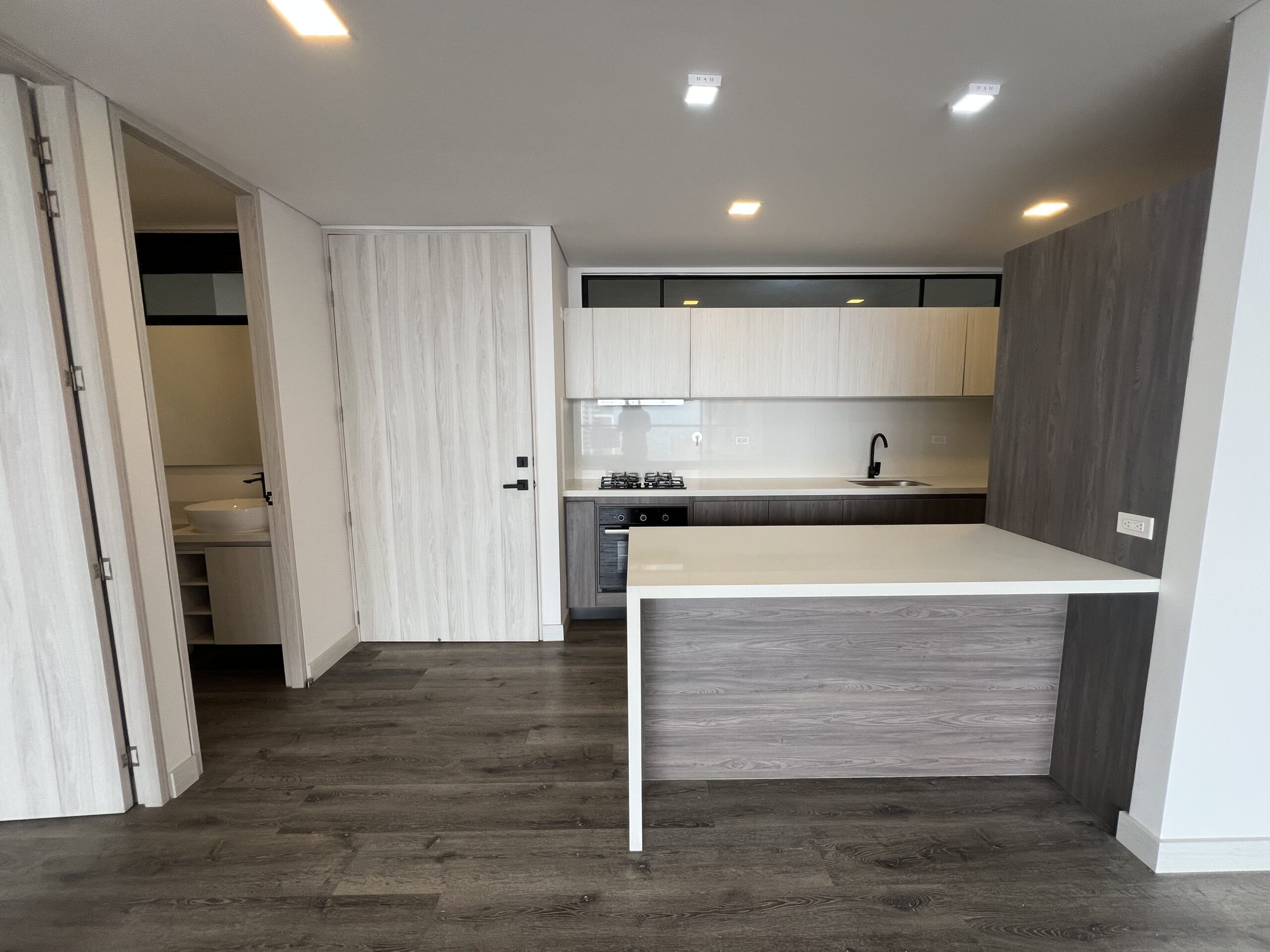 Spacious One-Bedroom Apartment with Top Amenities in El Tesoro, El Poblado — imagen 3