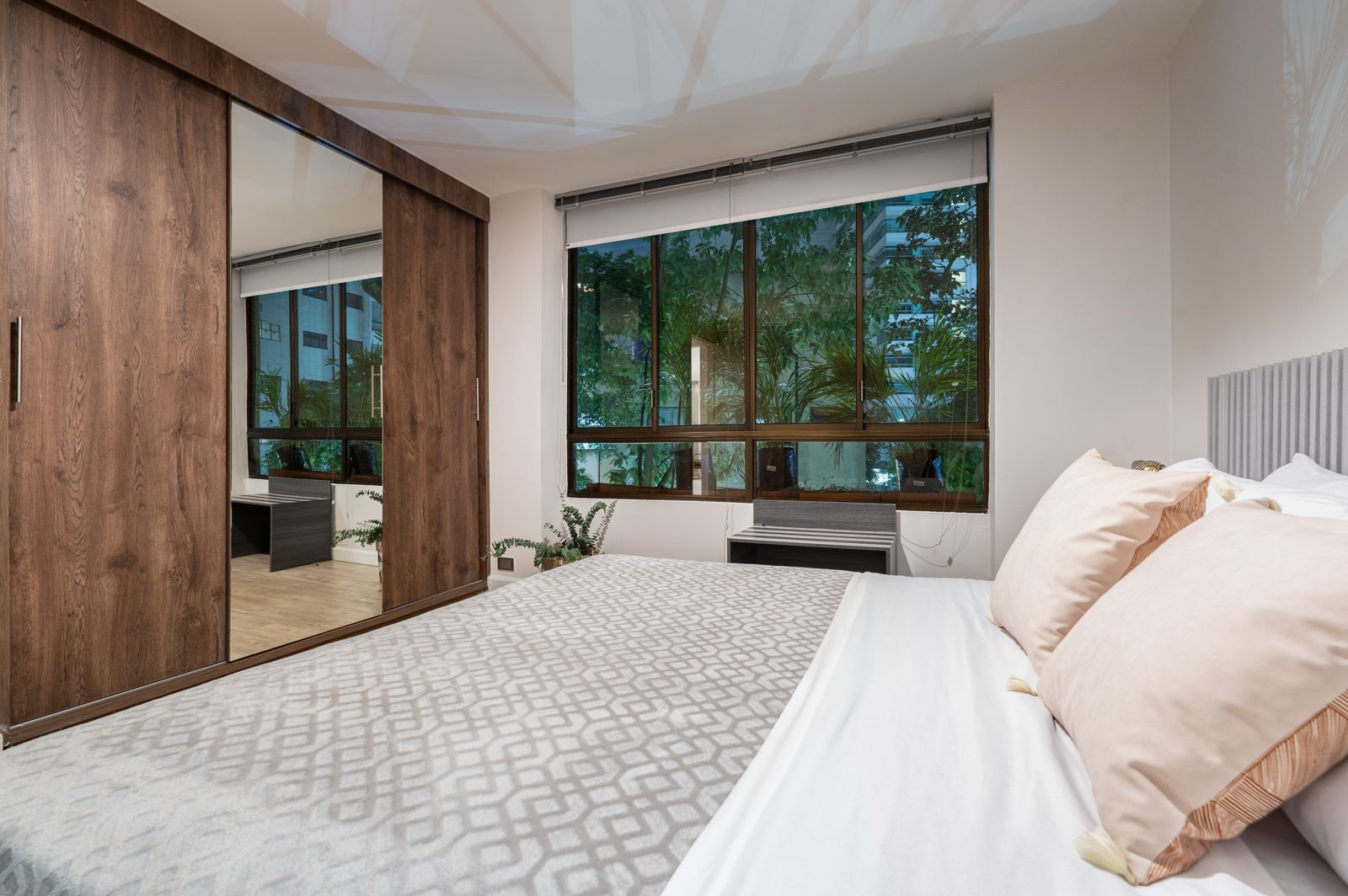 Fully Remodeled Two-Bedroom Apartment in the Best walkable Location: 5 Min to Provenza. — imagen 1