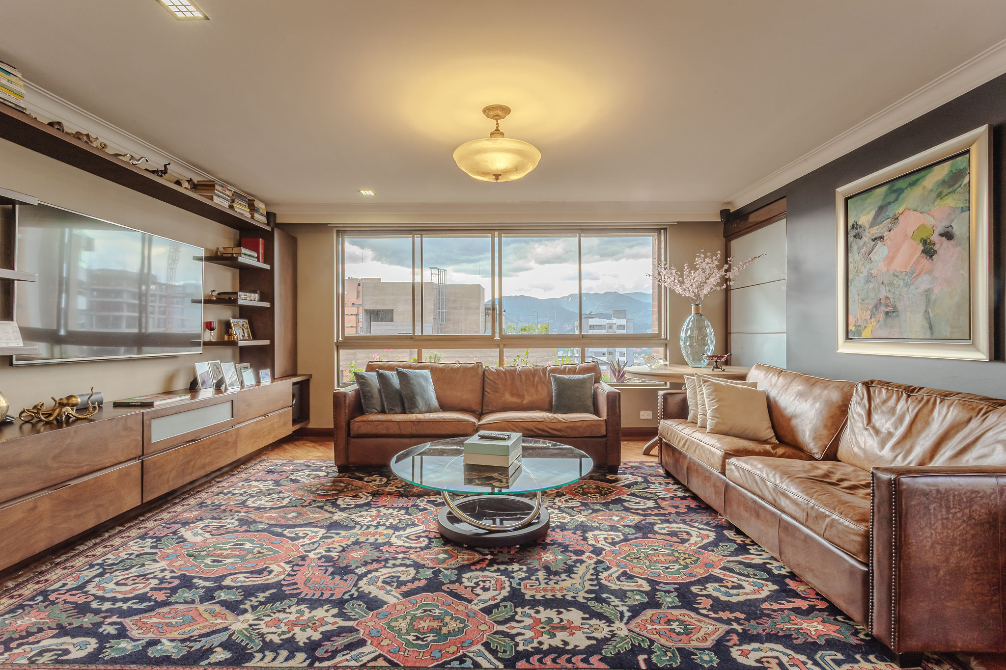 Turn-Key Luxury Four-Bedroom Apartment located in Castropol [Poblado] — imagen 3
