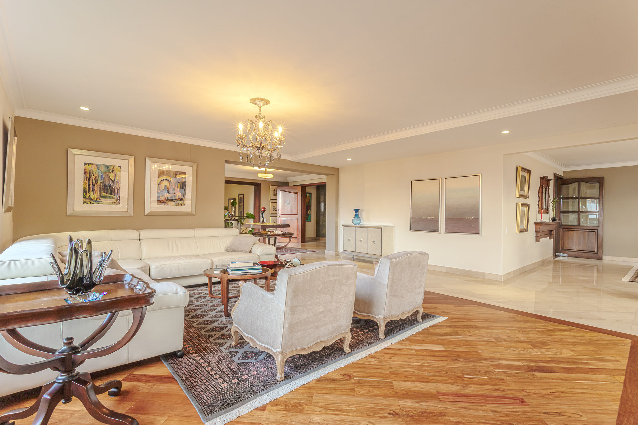 Turn-Key Luxury Four-Bedroom Apartment located in Castropol [Poblado] — imagen 4