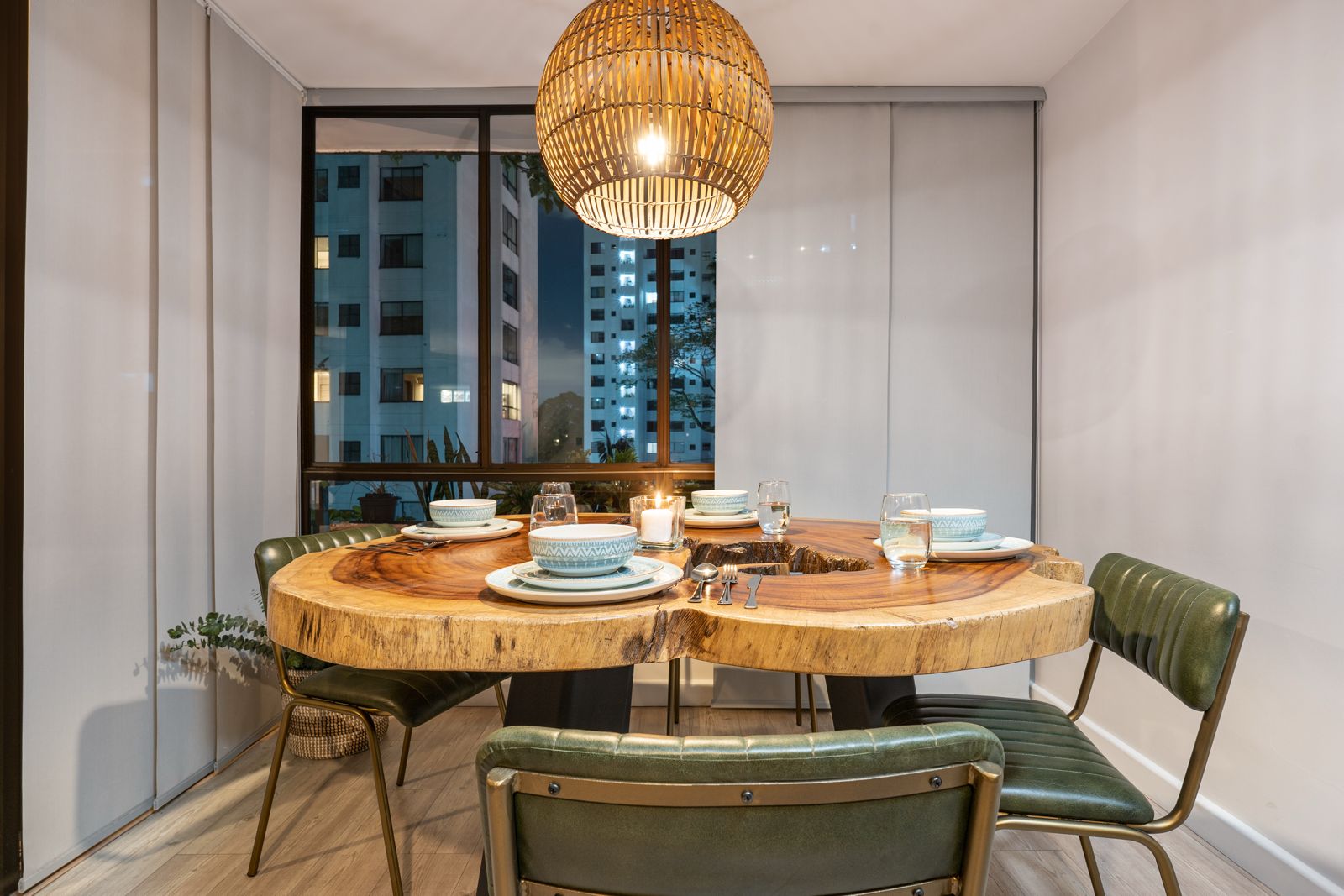 Fully Remodeled Two-Bedroom Apartment in the Best walkable Location: 5 Min to Provenza. — imagen 3