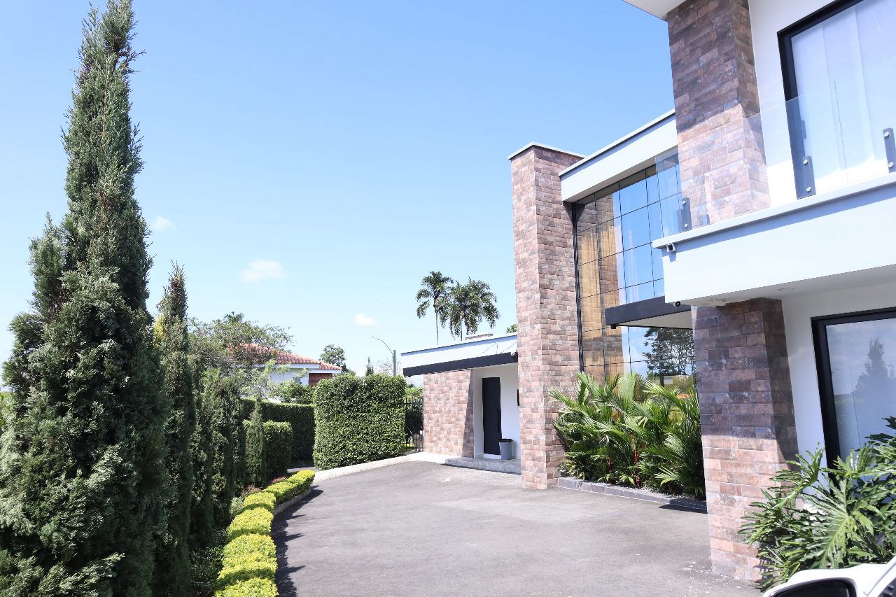 Luxury Spacious Home with Pool, Gym, and Green Areas in Prime Pereira Location. [Cerritos, Pereira] — imagen 4