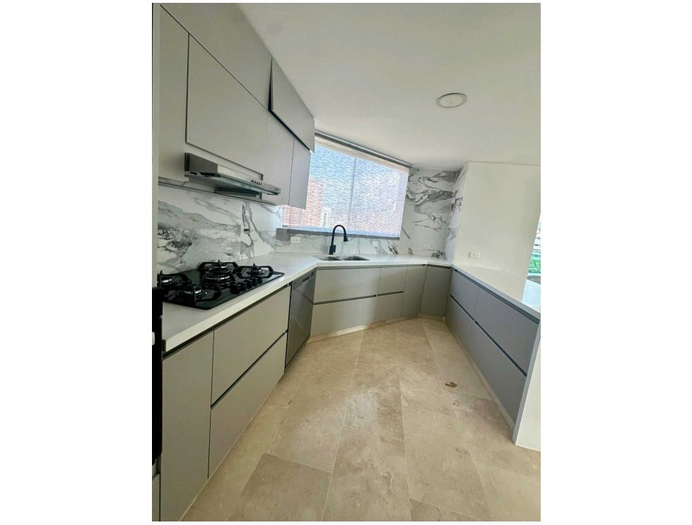 Expansive Three-Bedroom Penthouse Apartment located in El Poblado — imagen 3