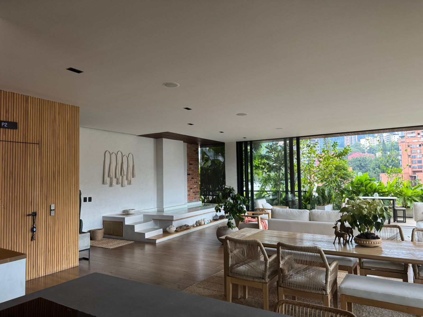 Full-Floor Apartment with High Ceilings, Private Elevator Access and Great City Views. [El Poblado] — imagen 1