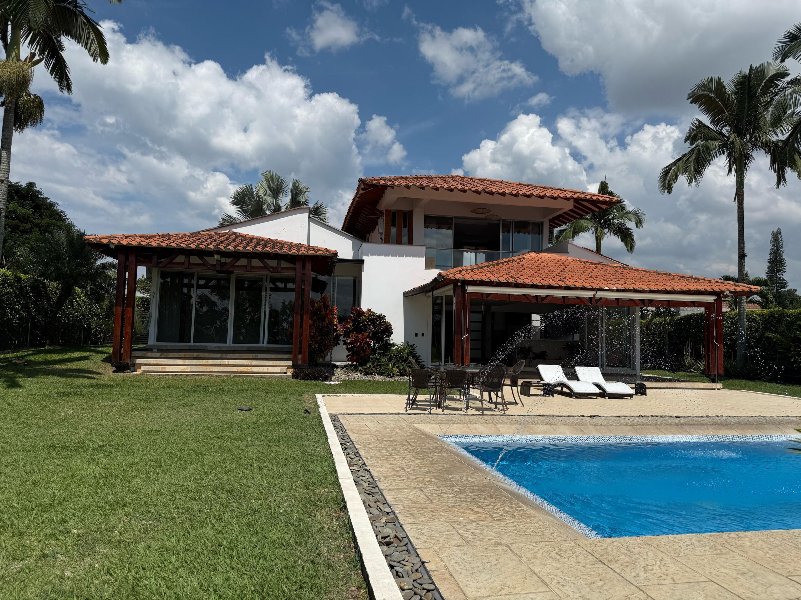 Modern Home with Pool, Solar Panels, and Green Views in Cerritos, Pereira — imagen 3