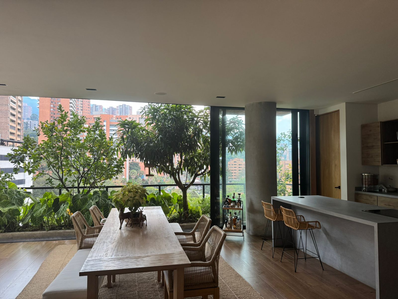 Full-Floor Apartment with High Ceilings, Private Elevator Access and Great City Views. [El Poblado] — imagen 3