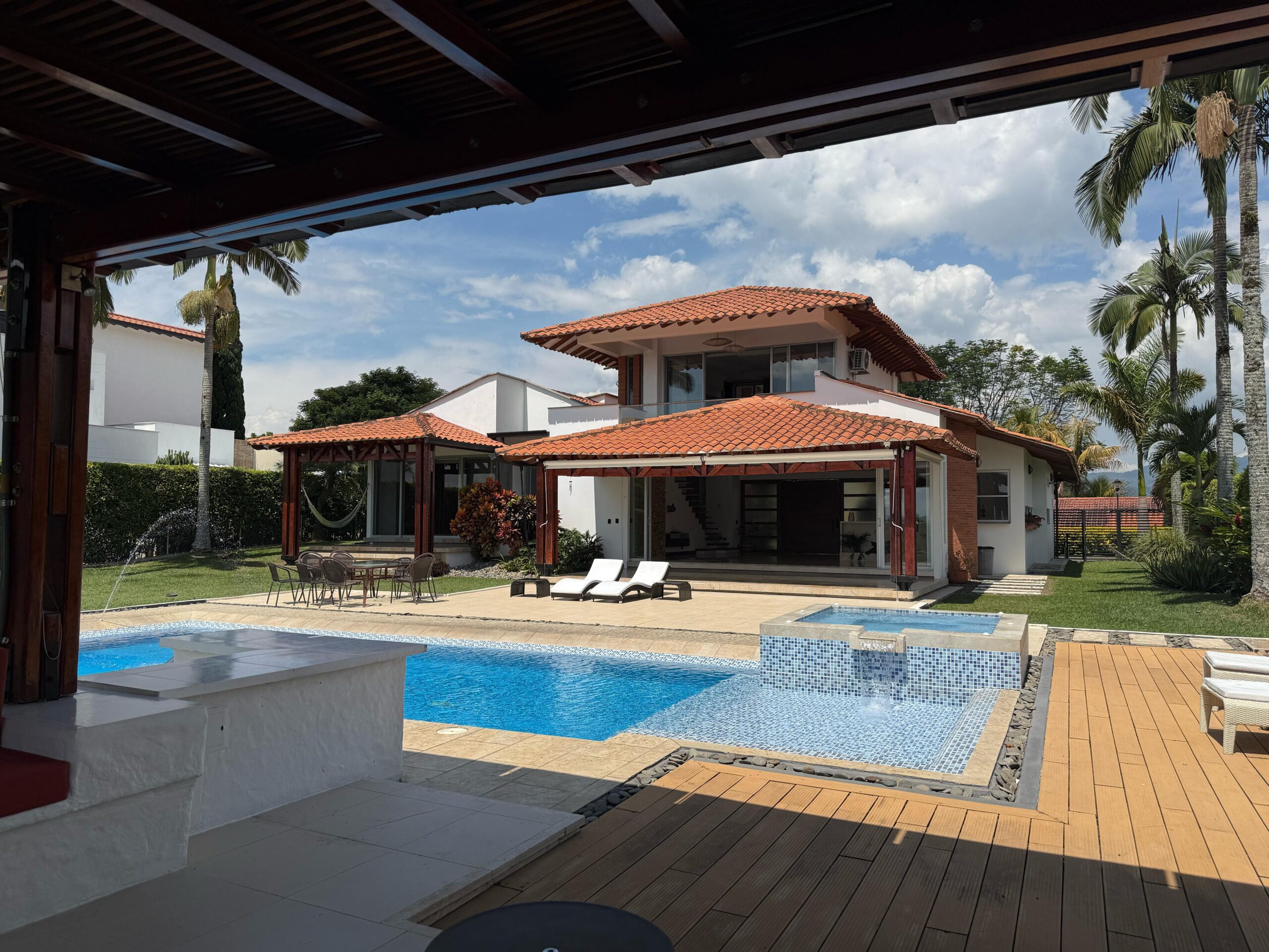 Modern Home with Pool, Solar Panels, and Green Views in Cerritos, Pereira — imagen 4