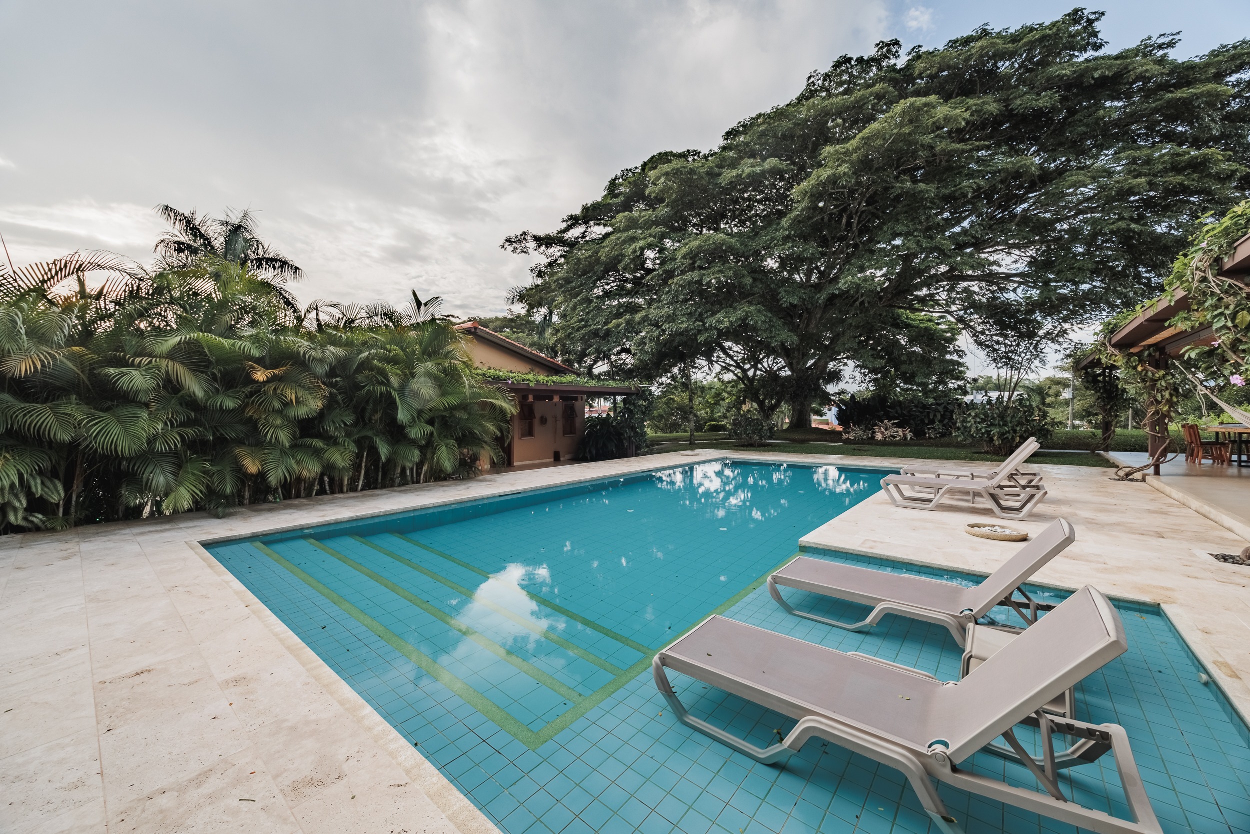 Spacious Luxury Home with Stables, Jacuzzi, and Panoramic Views in Cerritos. [Pereira] — imagen 3