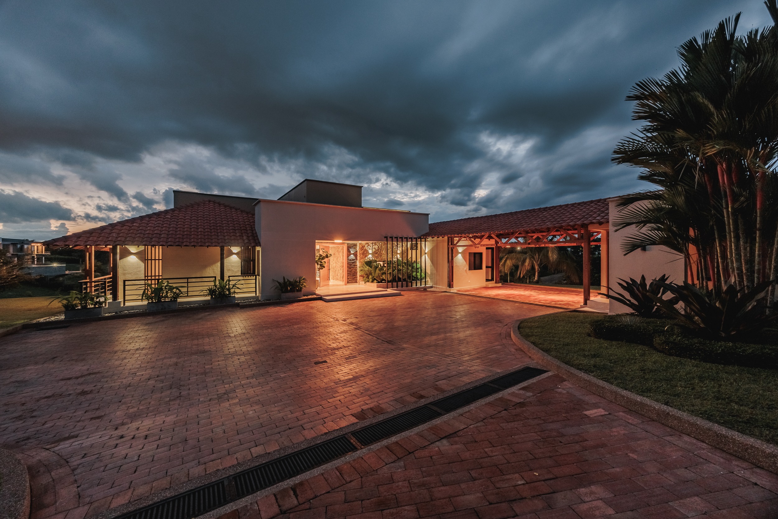 Exclusive House with Private Lake in Cerritos, Pereira. — imagen 3