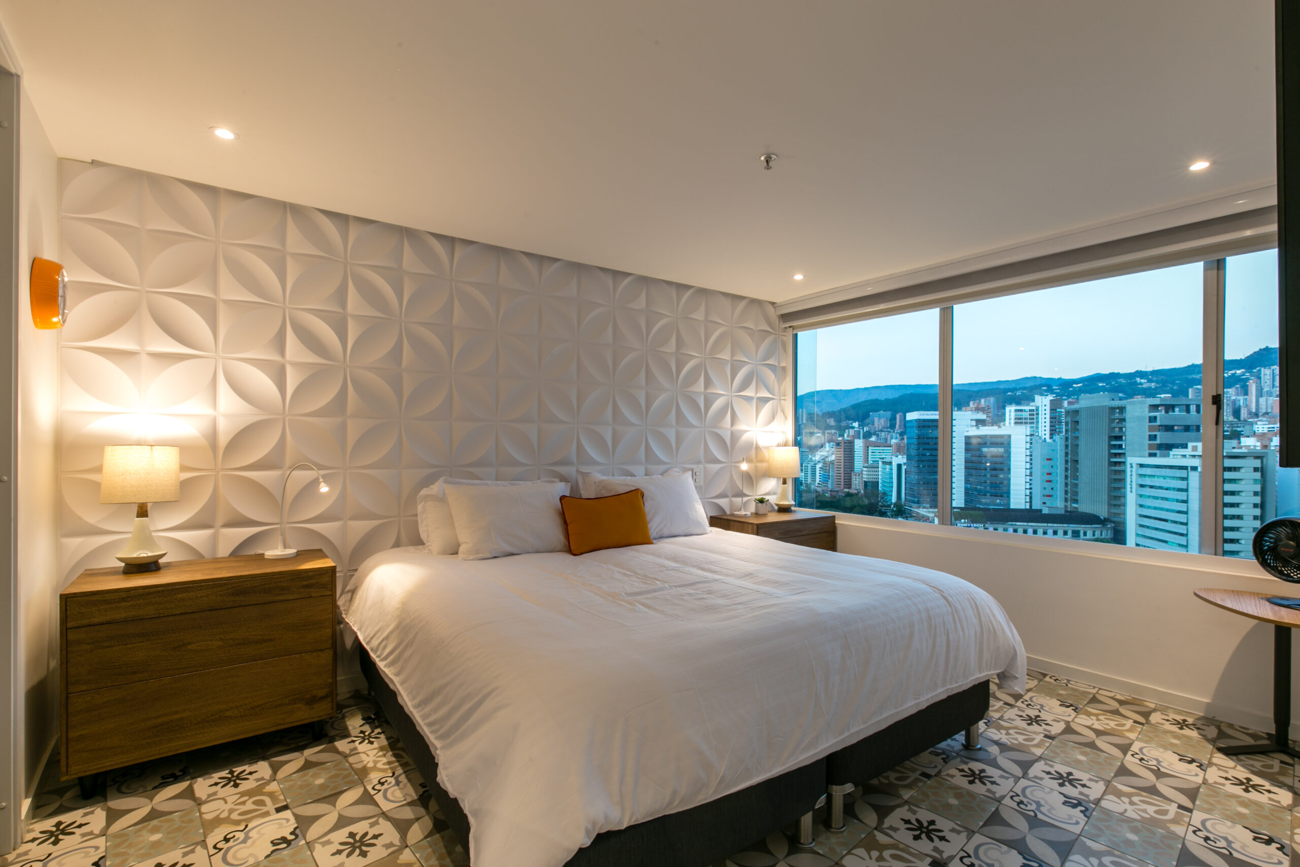 Fully Furnished 1-Bedroom Apartment in The Golden Mile — imagen 1