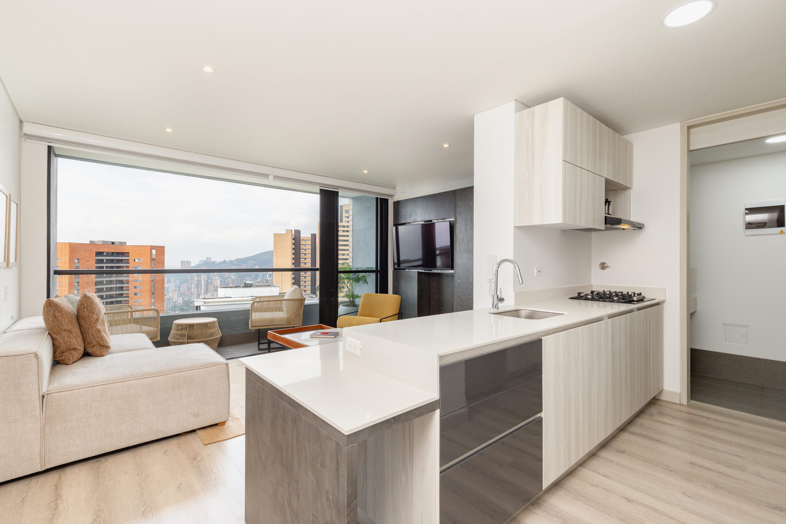 Exclusive One-Bedroom Apartment in El Tesoro with Modern Finishes and Prime Location. — imagen 4