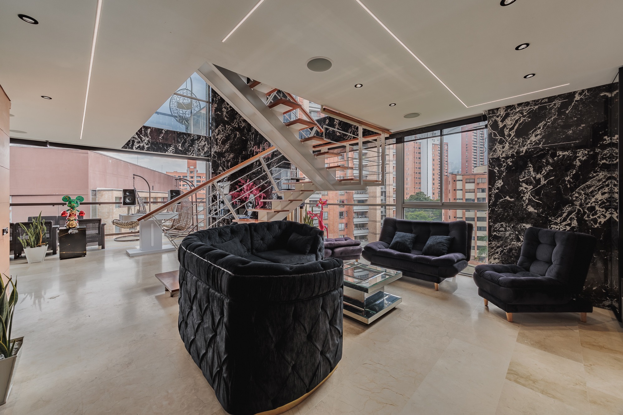 Stunning Three-Bedroom Penthouse Located in Milla de Oro, with Full Amenities. — imagen 1