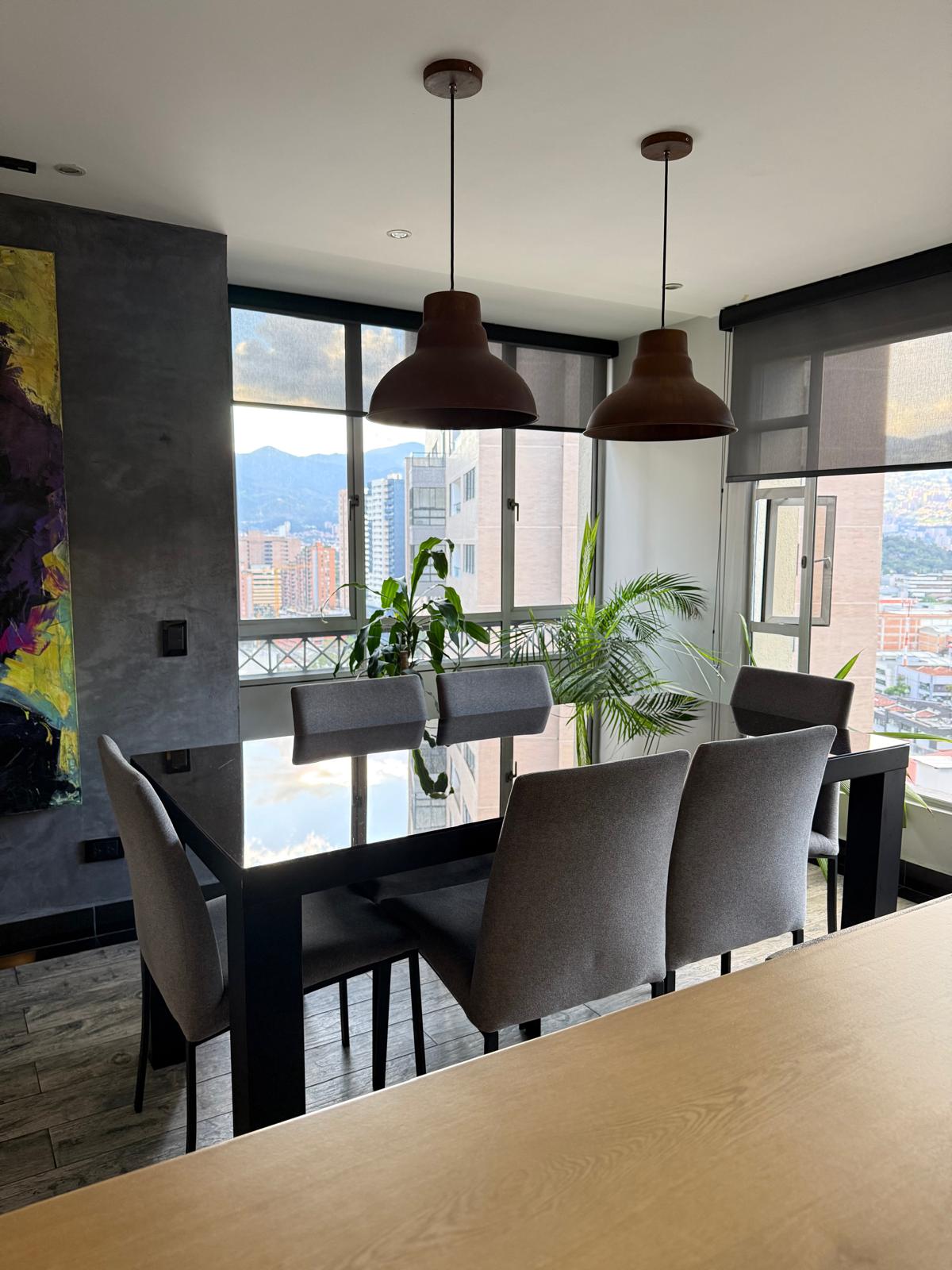 Fully Remodeled Apartment with Two-Bedrooms Located in Castropol with Full Amenities. — imagen 1