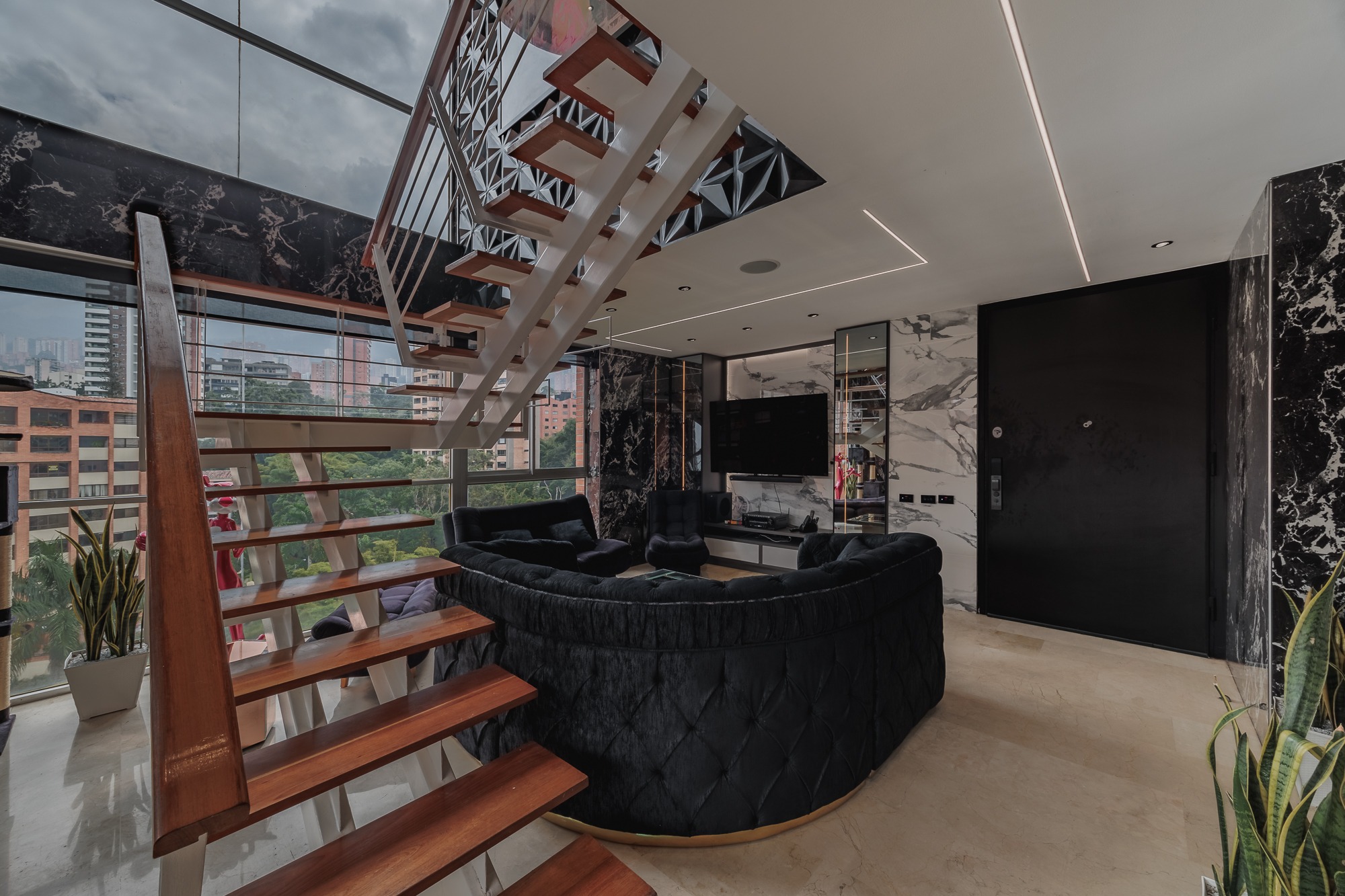 Stunning Three-Bedroom Penthouse Located in Milla de Oro, with Full Amenities. — imagen 3