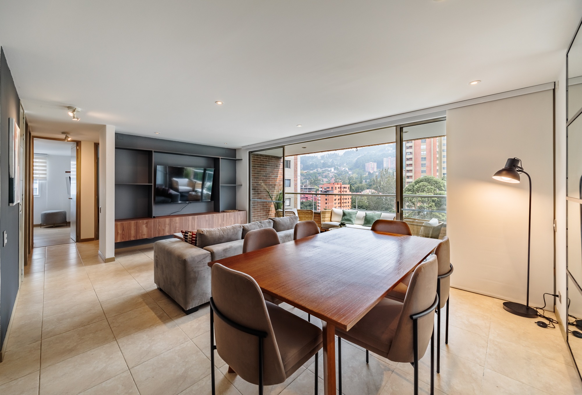 Expansive Three-Bedroom Apartment Located in Poblado, with Great Amenities. — imagen 1