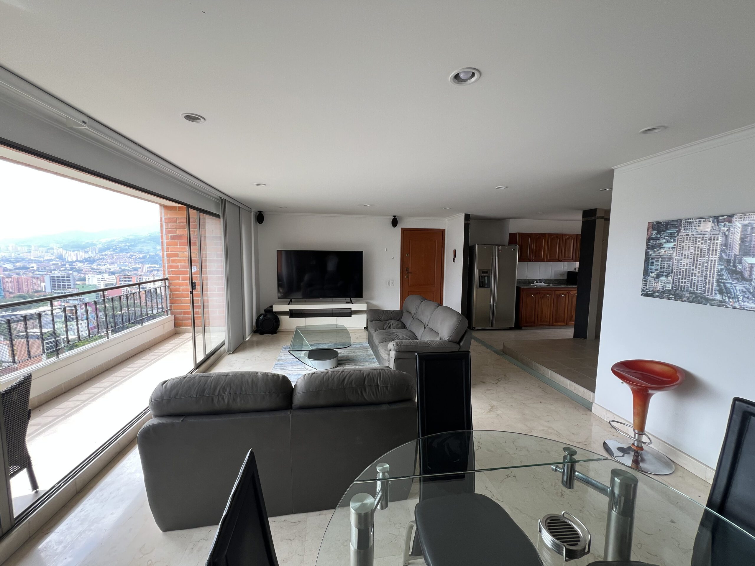 Three Bedroom Apartment with Panoramic City Views and Prime Provenza Location — imagen 3