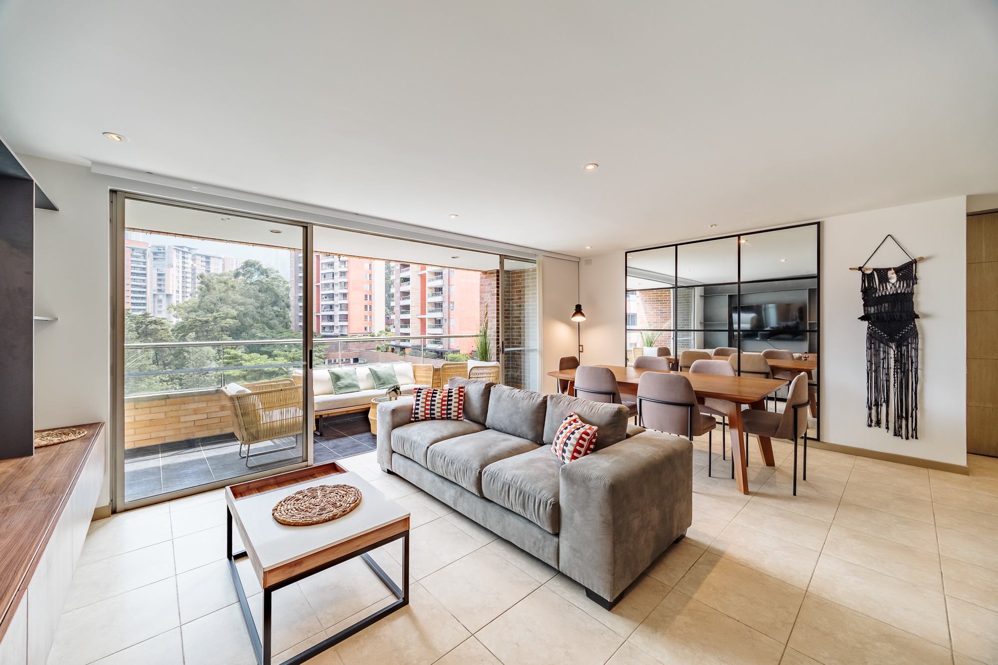 Expansive Three-Bedroom Apartment Located in Poblado, with Great Amenities. — imagen 3