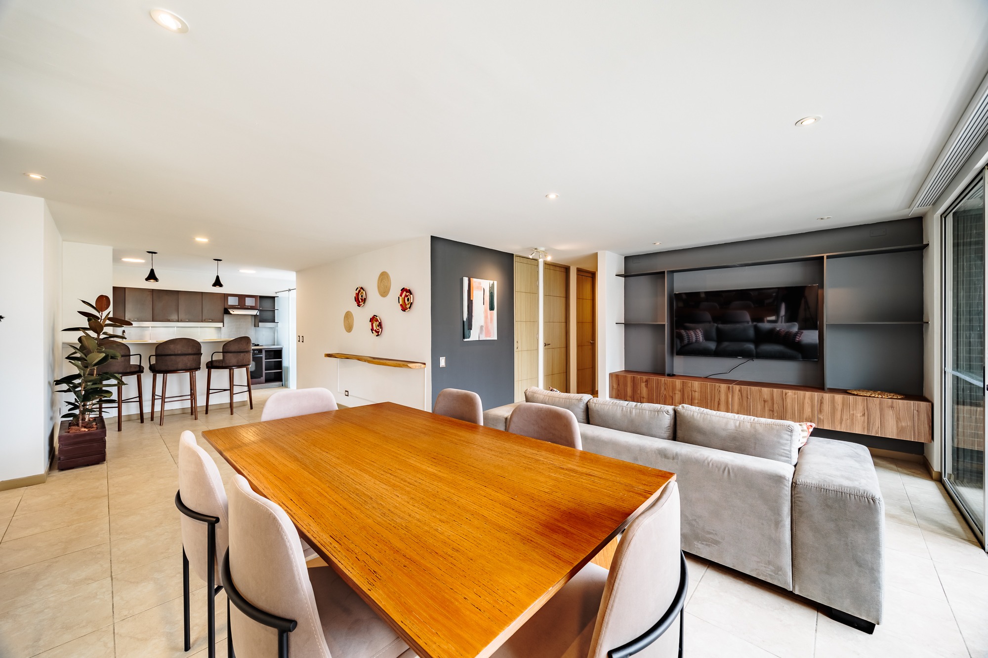 Expansive Three-Bedroom Apartment Located in Poblado, with Great Amenities. — imagen 4