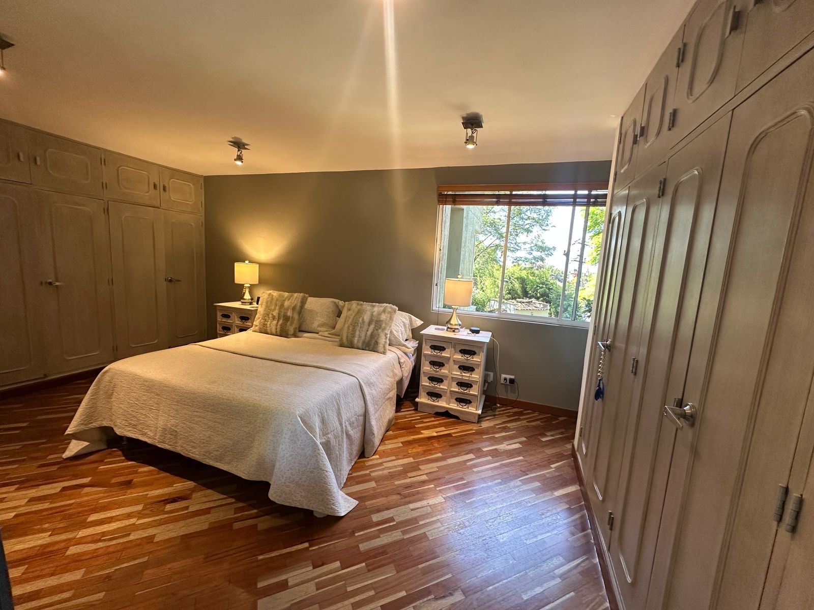 Ample 4 BR Apartment in El Tesoro Neighborhood [Provenza] — imagen 4