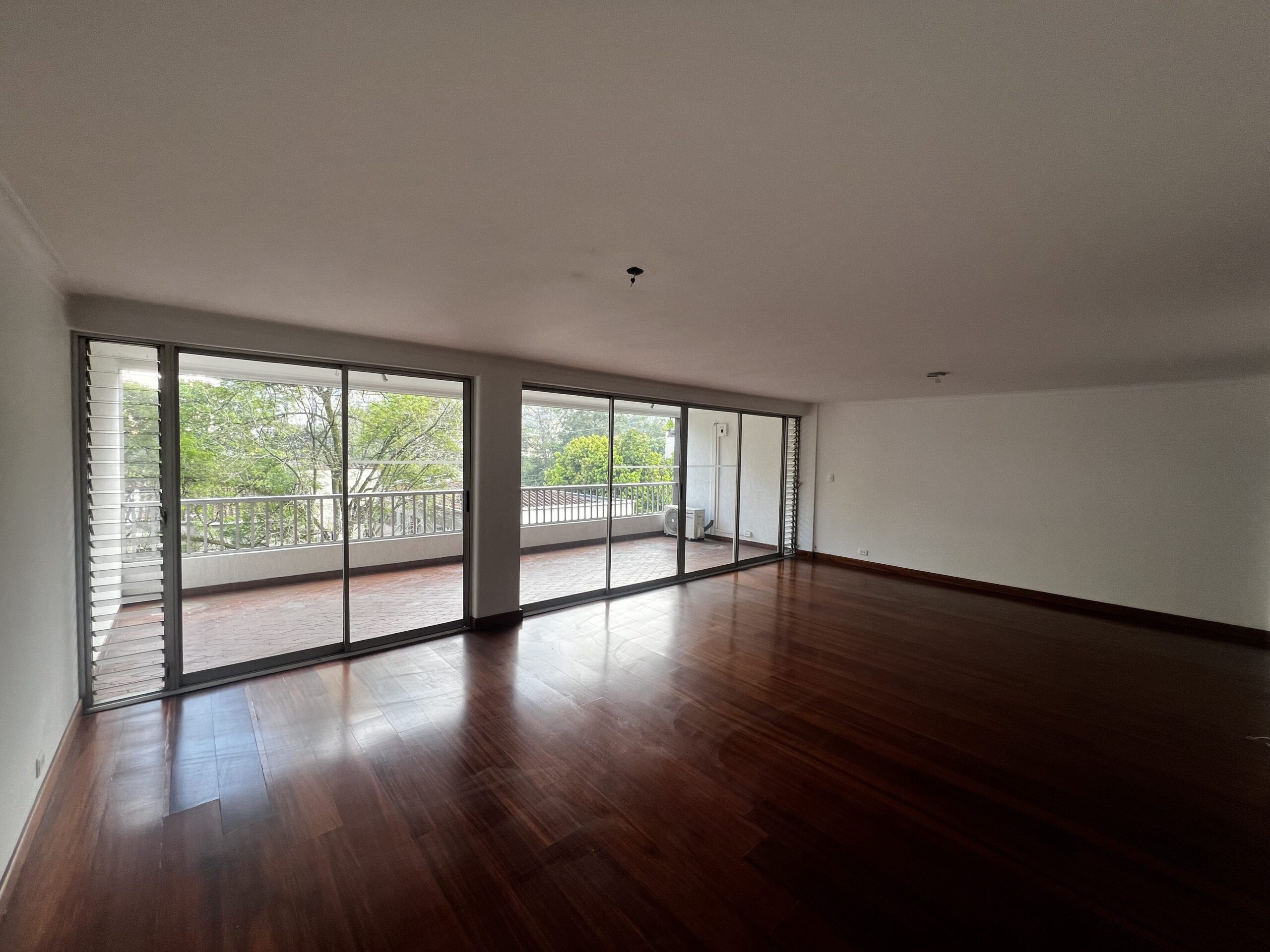 Remodeling Opportunity! Huge Four-Bedroom Apartment with Amazing Balcony Located in Provenza. — imagen 1