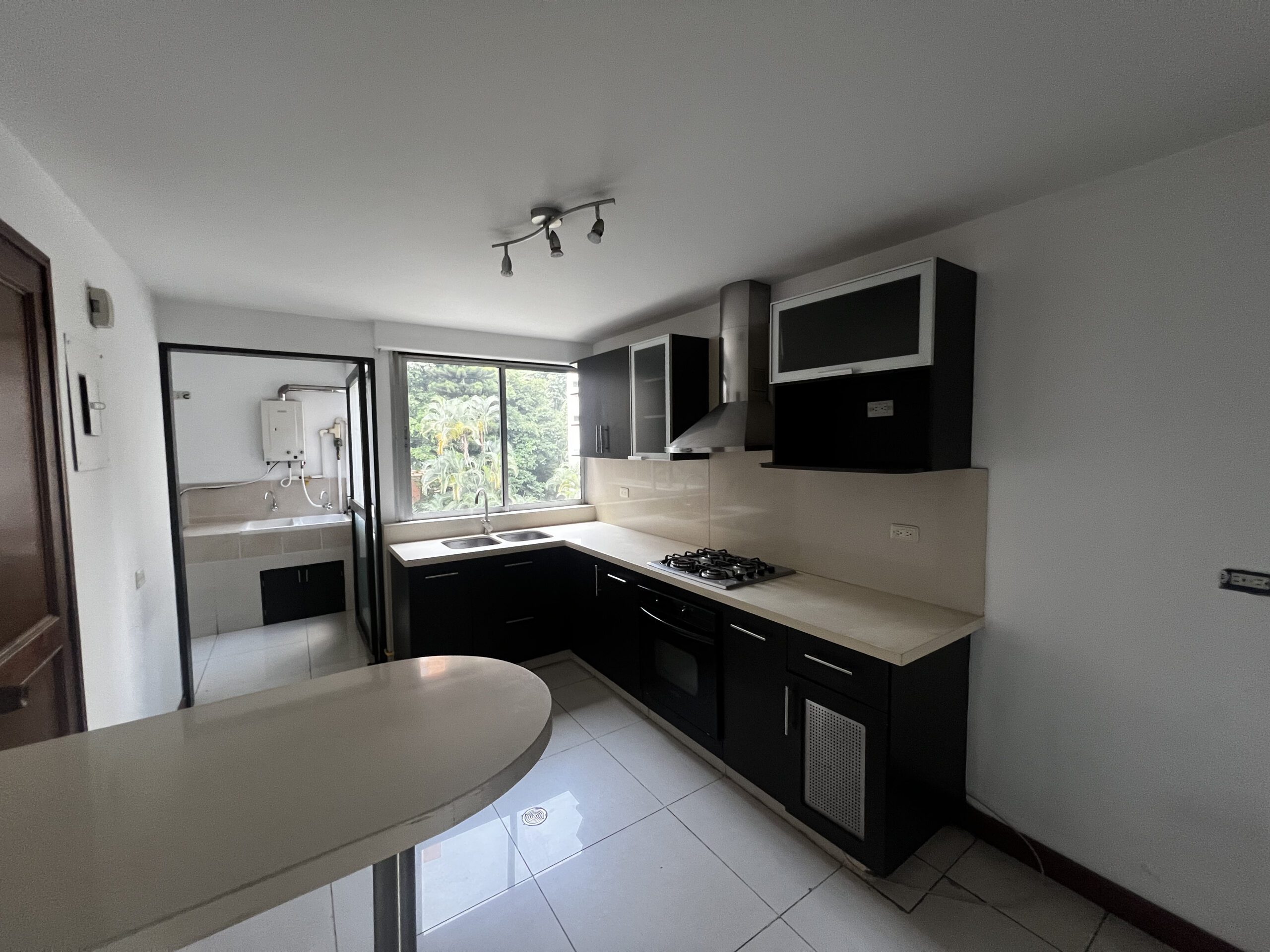 Remodeling Opportunity! Huge Four-Bedroom Apartment with Amazing Balcony Located in Provenza. — imagen 3