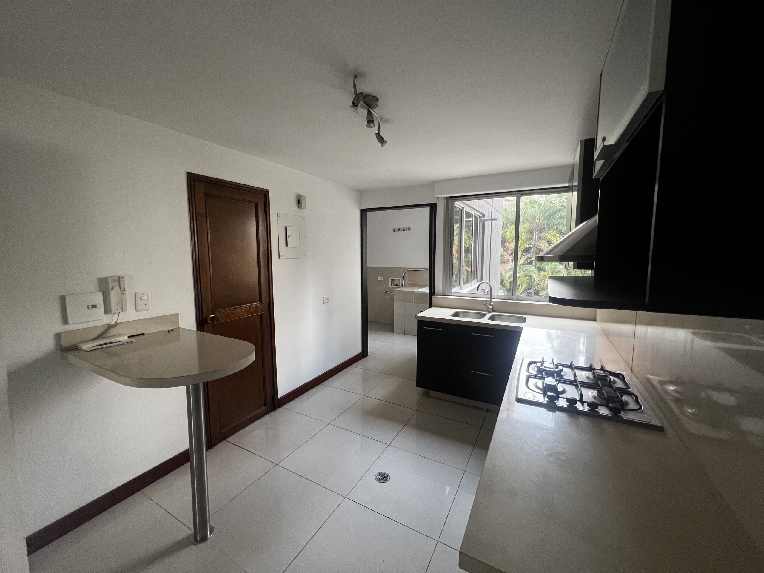 Remodeling Opportunity! Huge Four-Bedroom Apartment with Amazing Balcony Located in Provenza. — imagen 4
