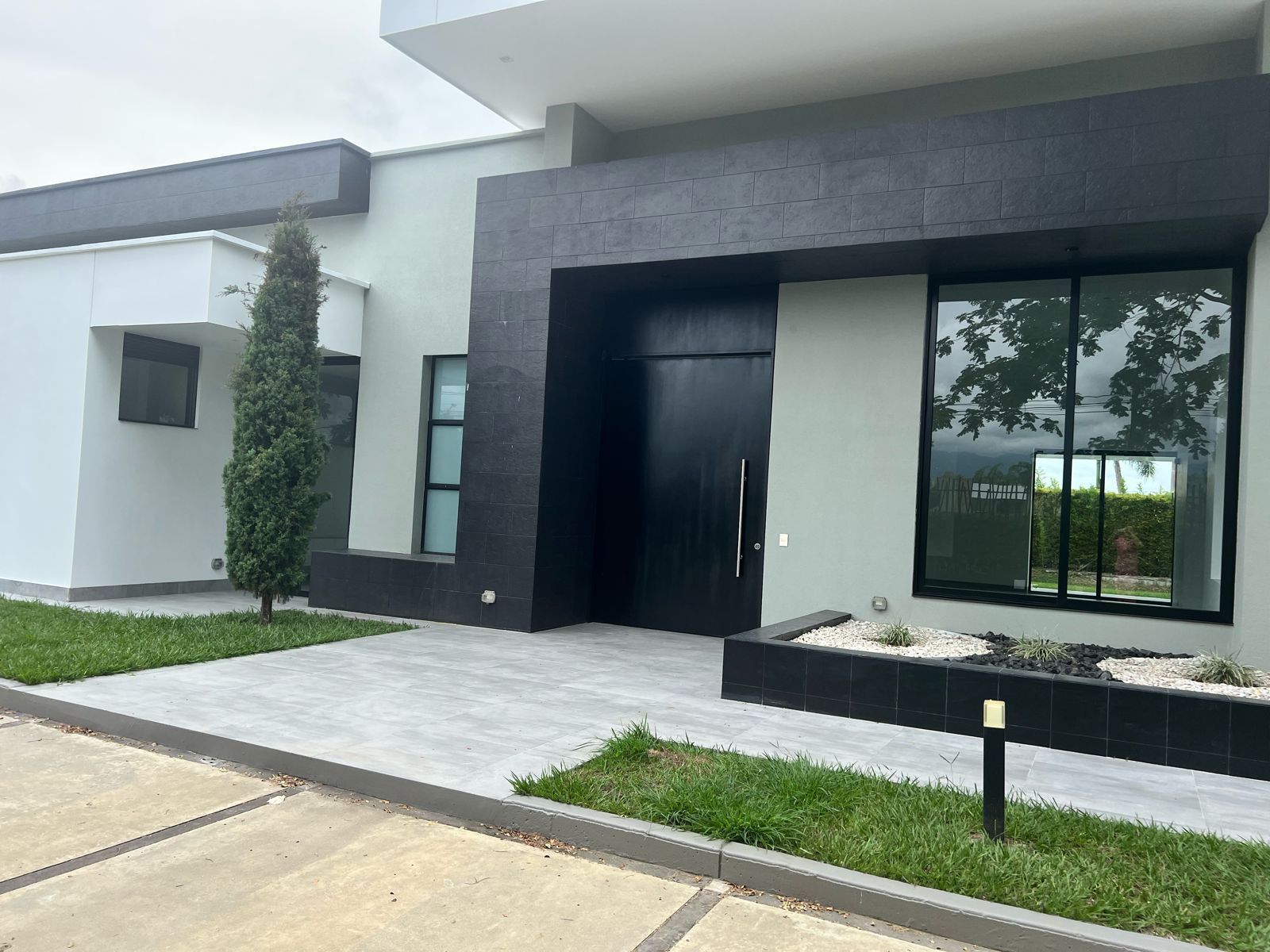 Spacious Four-Bedroom Home with Premium Amenities in Cerritos, Pereira. — imagen 1
