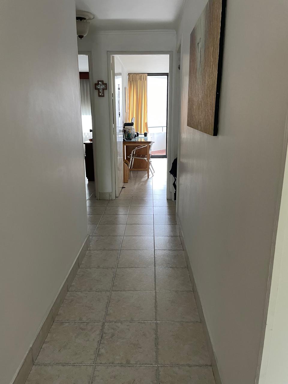 Three -Bedroom Apartment with Renovation Potential Near Provenza and The Golden Mile — imagen 1