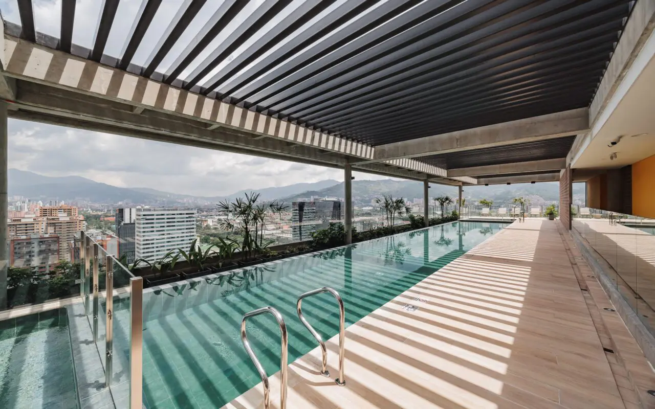 Fully Furnished Two-Level Penthouse, Located in El Poblado with Full Amenities — imagen 1