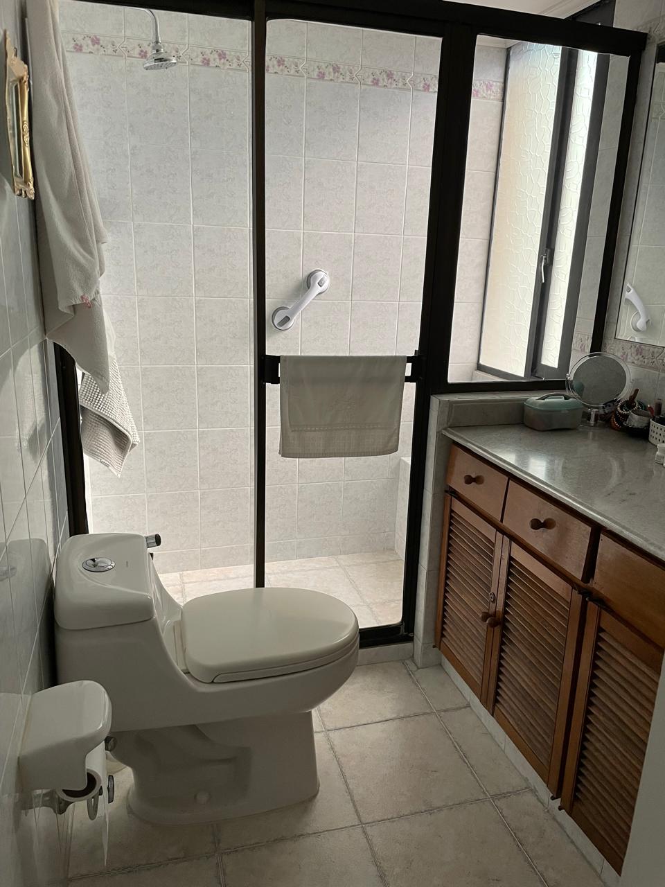 Three -Bedroom Apartment with Renovation Potential Near Provenza and The Golden Mile — imagen 3