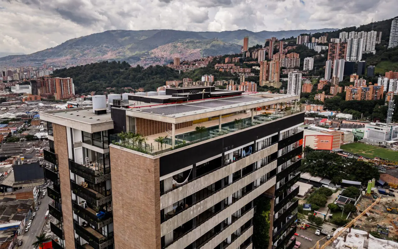 Fully Furnished Two-Level Penthouse, Located in El Poblado with Full Amenities — imagen 3