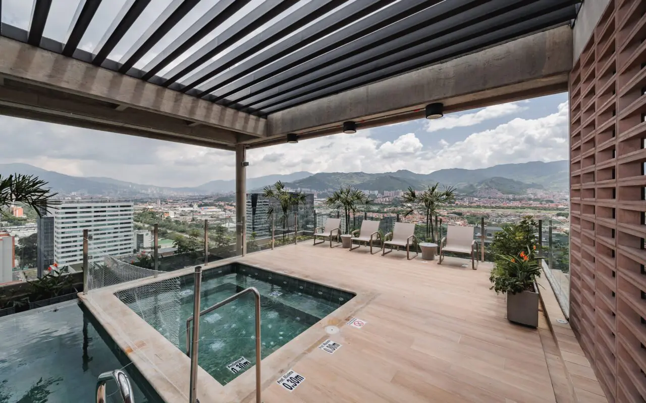 Fully Furnished Two-Level Penthouse, Located in El Poblado with Full Amenities — imagen 4