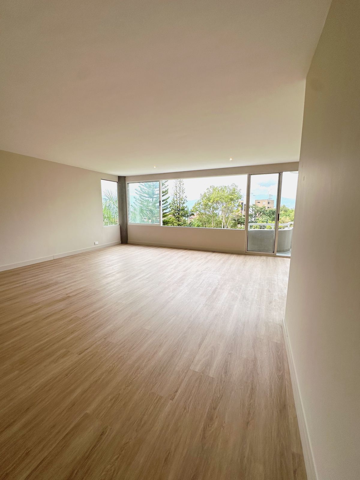 Fully Remodeled Three-Bedroom Apartment, Located in San Lucas[Poblado] — imagen 1