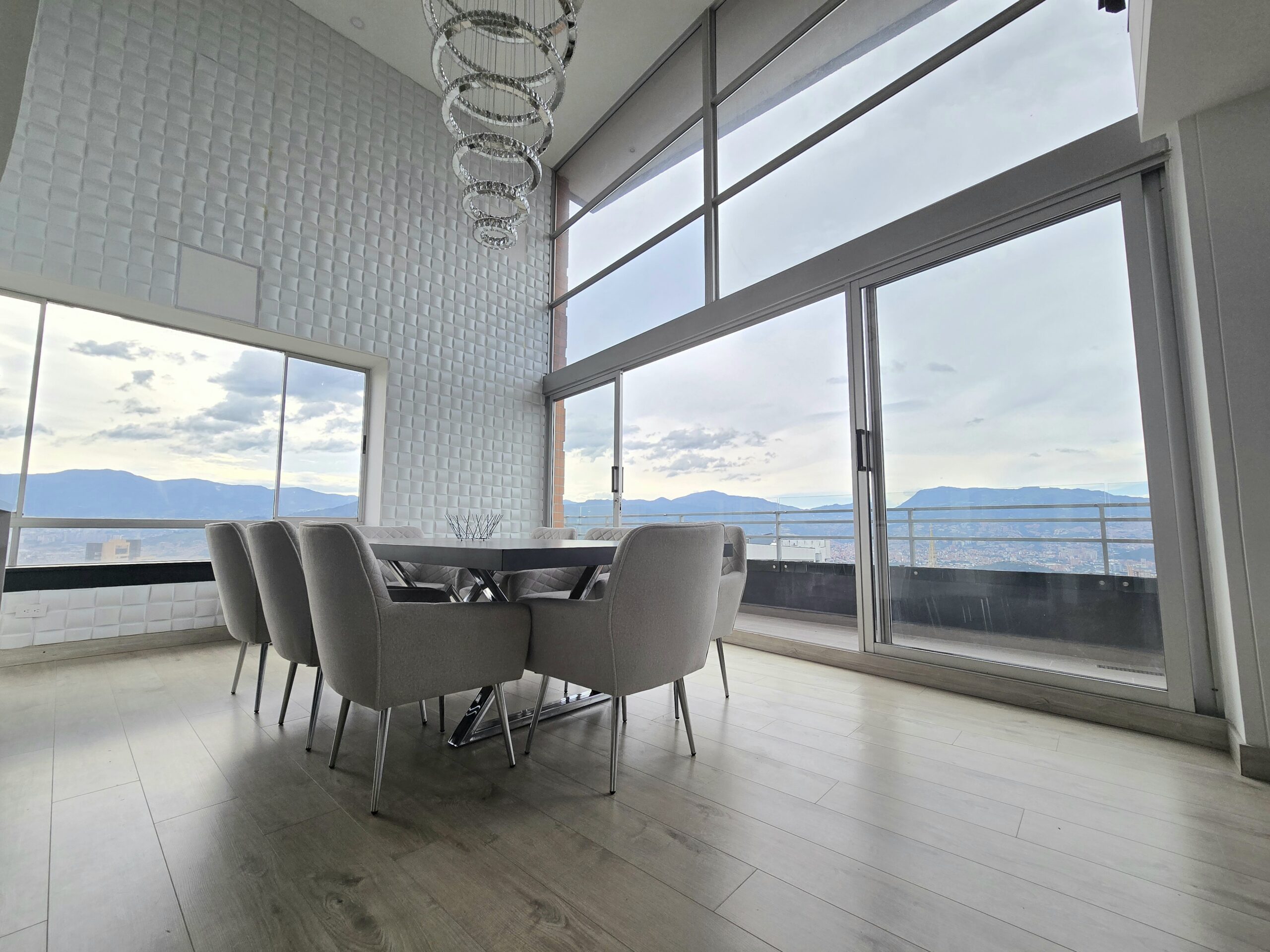Duplex Apartment Fully Furnished with Three-Bedrooms, Located in El Tesoro[Poblado] — imagen 1