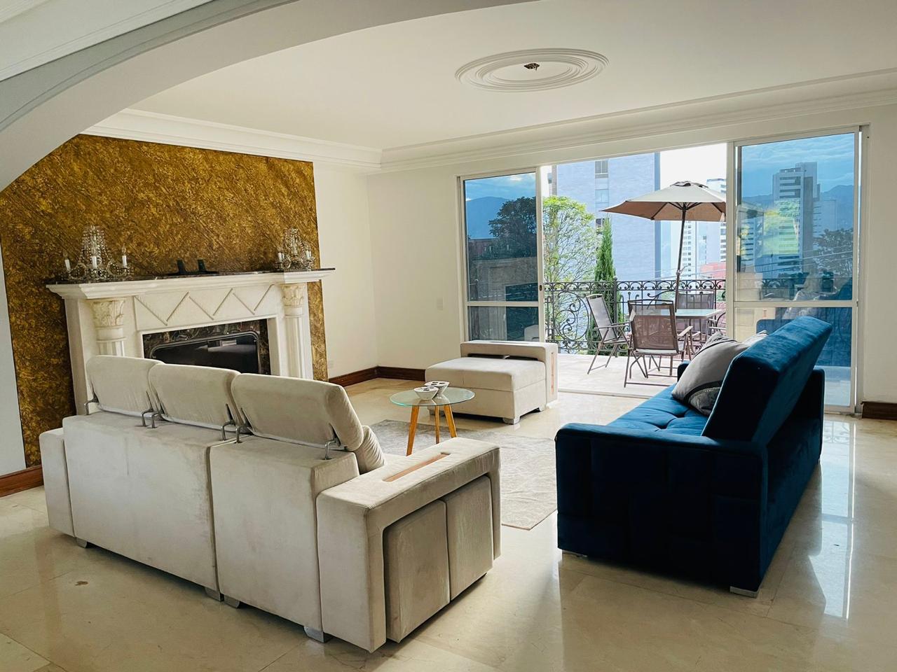 Huge Five-Bedroom House, Located in San Lucas Neighborhood, with Balconies, BBQ Area [Poblado]. — imagen 3