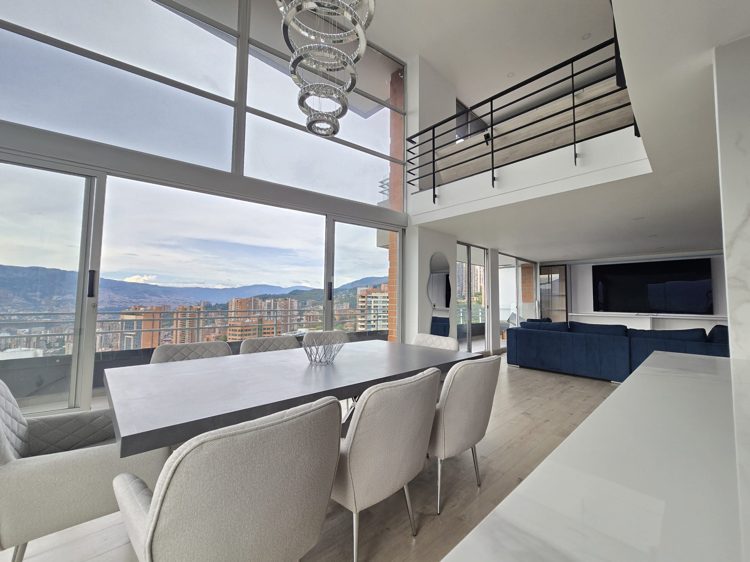 Duplex Apartment Fully Furnished with Three-Bedrooms, Located in El Tesoro[Poblado] — imagen 3