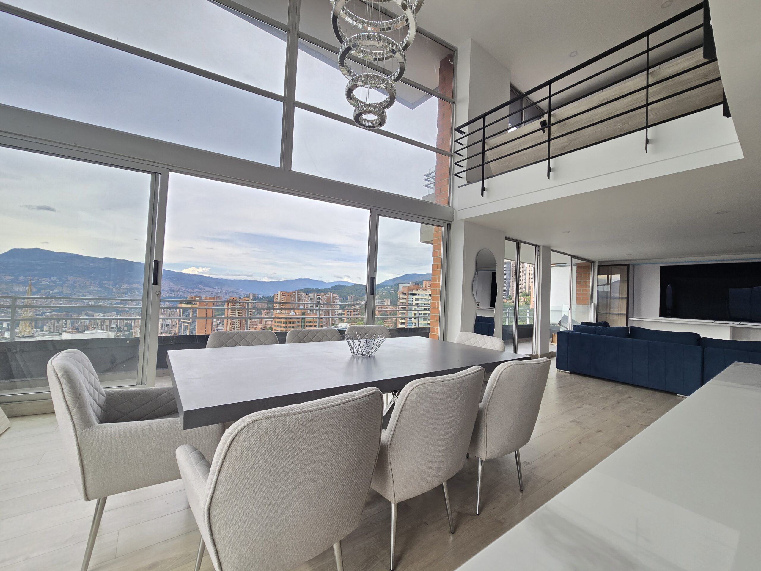 Duplex Apartment Fully Furnished with Three-Bedrooms, Located in El Tesoro[Poblado] — imagen 4