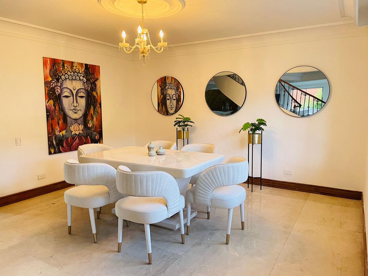 Huge Five-Bedroom House, Located in San Lucas Neighborhood, with Balconies, BBQ Area [Poblado]. — imagen 4