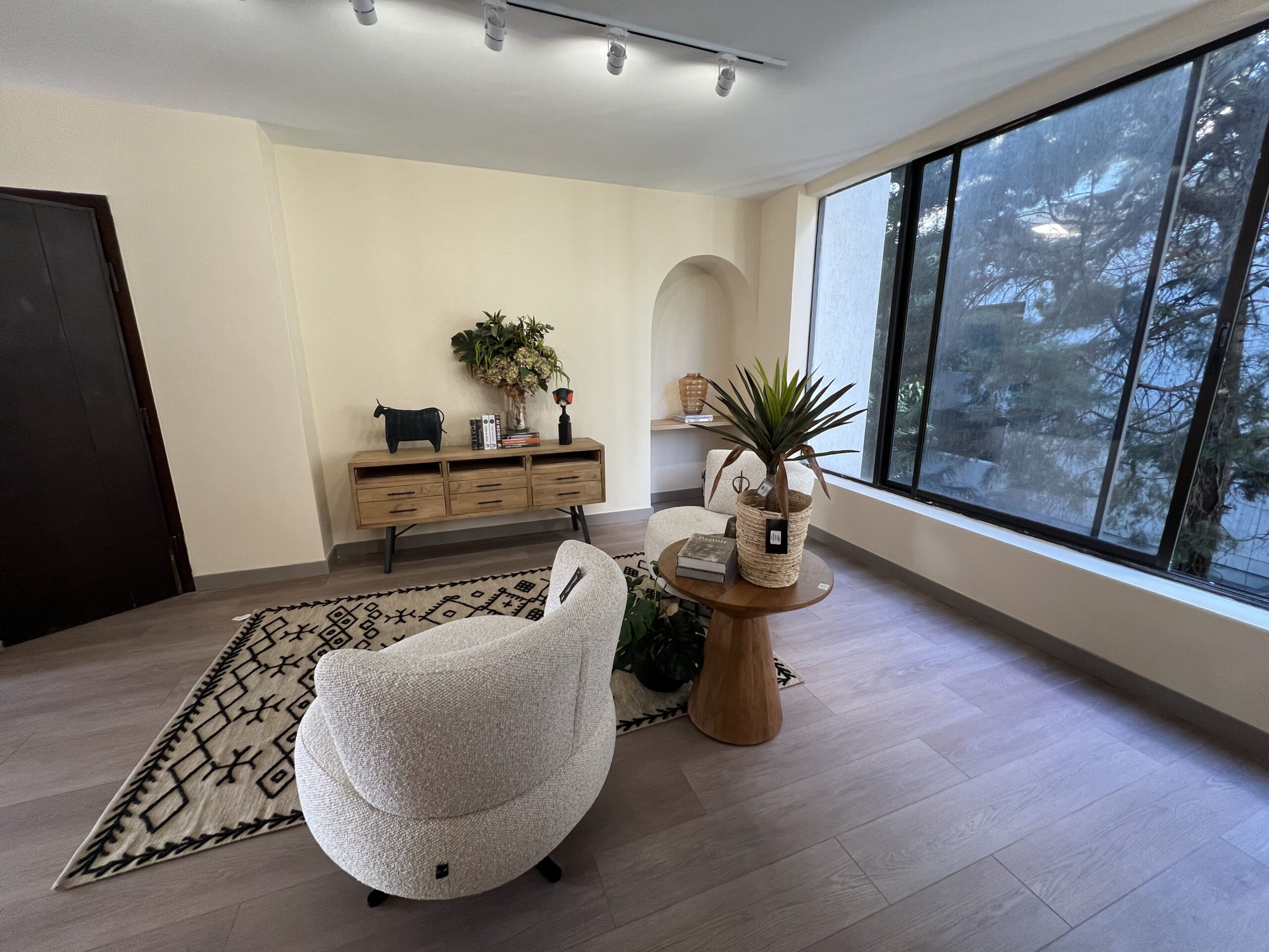 Renovated Three-Bedroom With Full Amenities Near Santafe Mall [El Poblado] — imagen 1