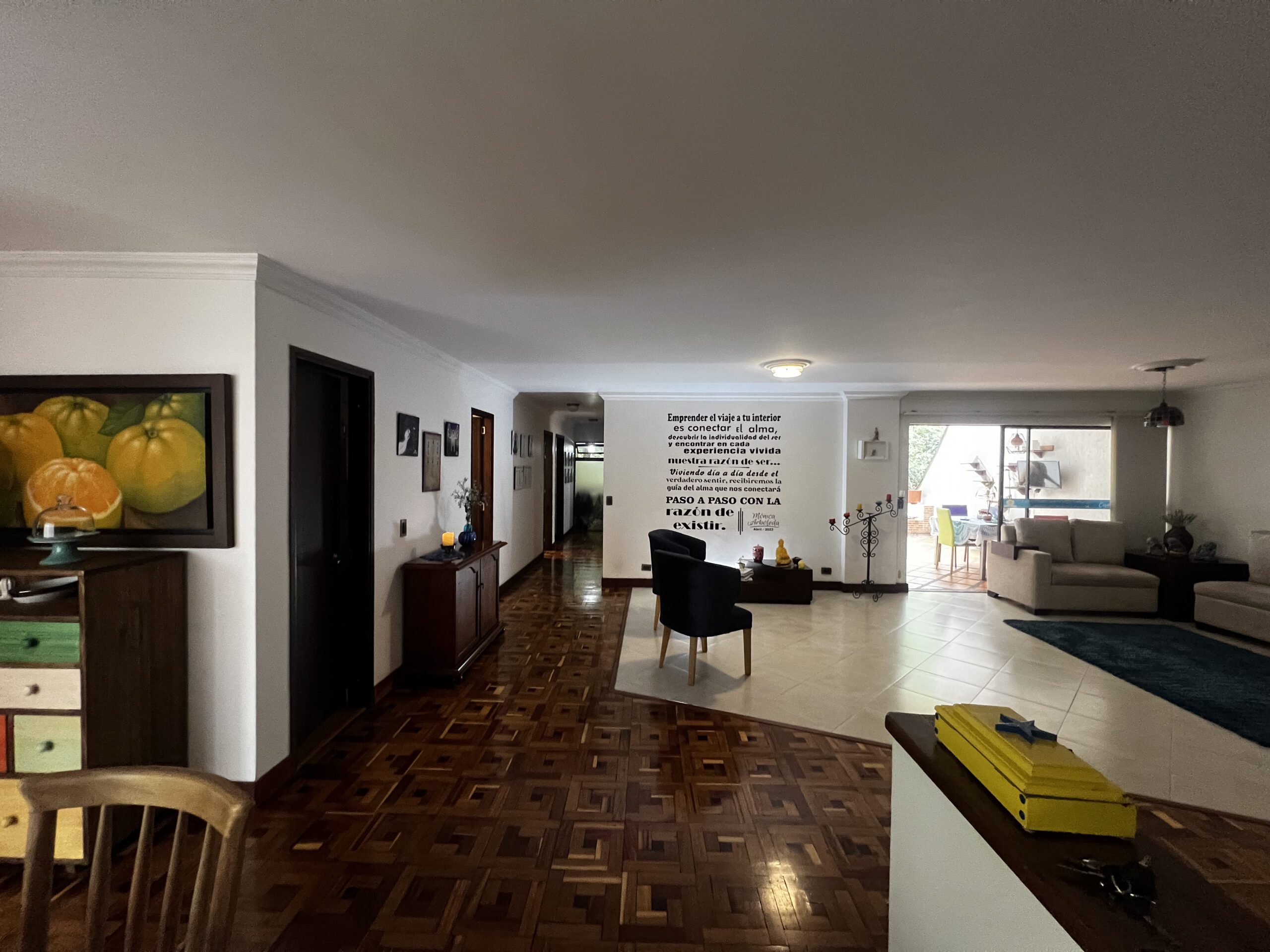 Remodeling Opportunity: Huge Three-Bedroom Apartment in the center of Provenza — imagen 3