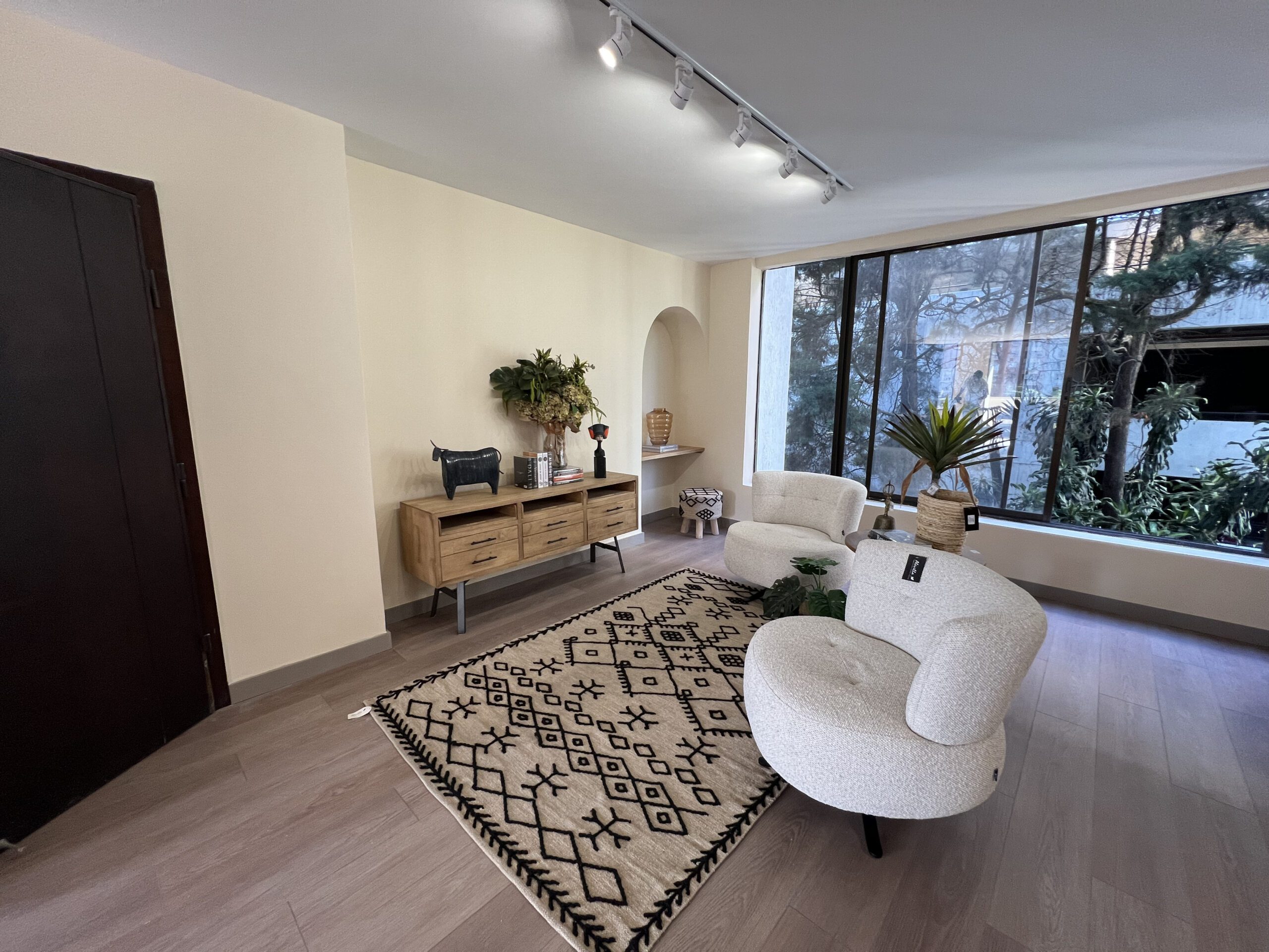 Renovated Three-Bedroom With Full Amenities Near Santafe Mall [El Poblado] — imagen 4