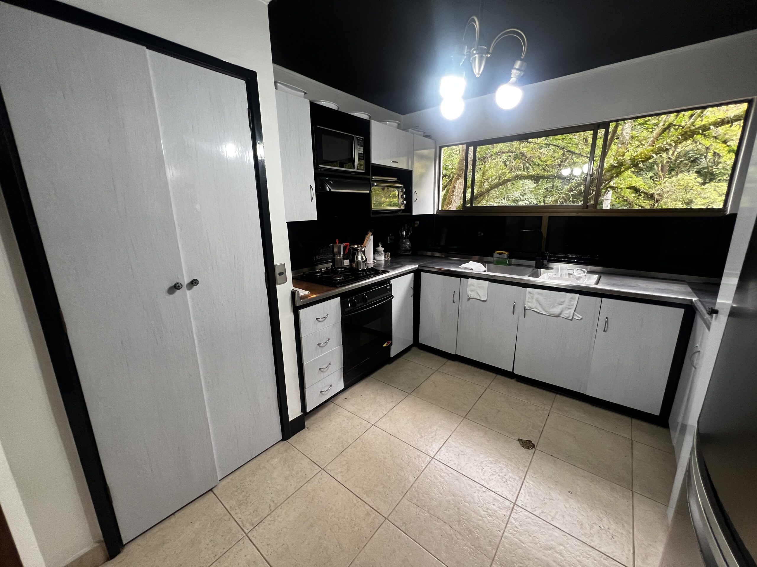 Remodeling Opportunity: Huge Three-Bedroom Apartment in the center of Provenza — imagen 4