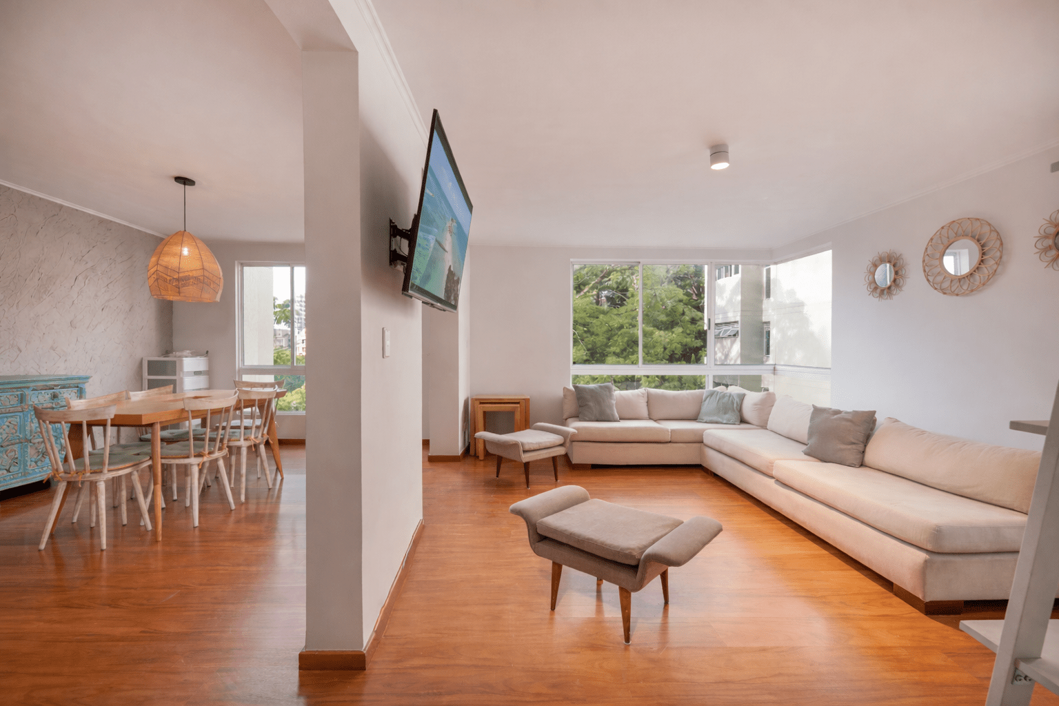 Amazing Apartment with Four-Bedrooms Near El Tesoro Area — imagen 3